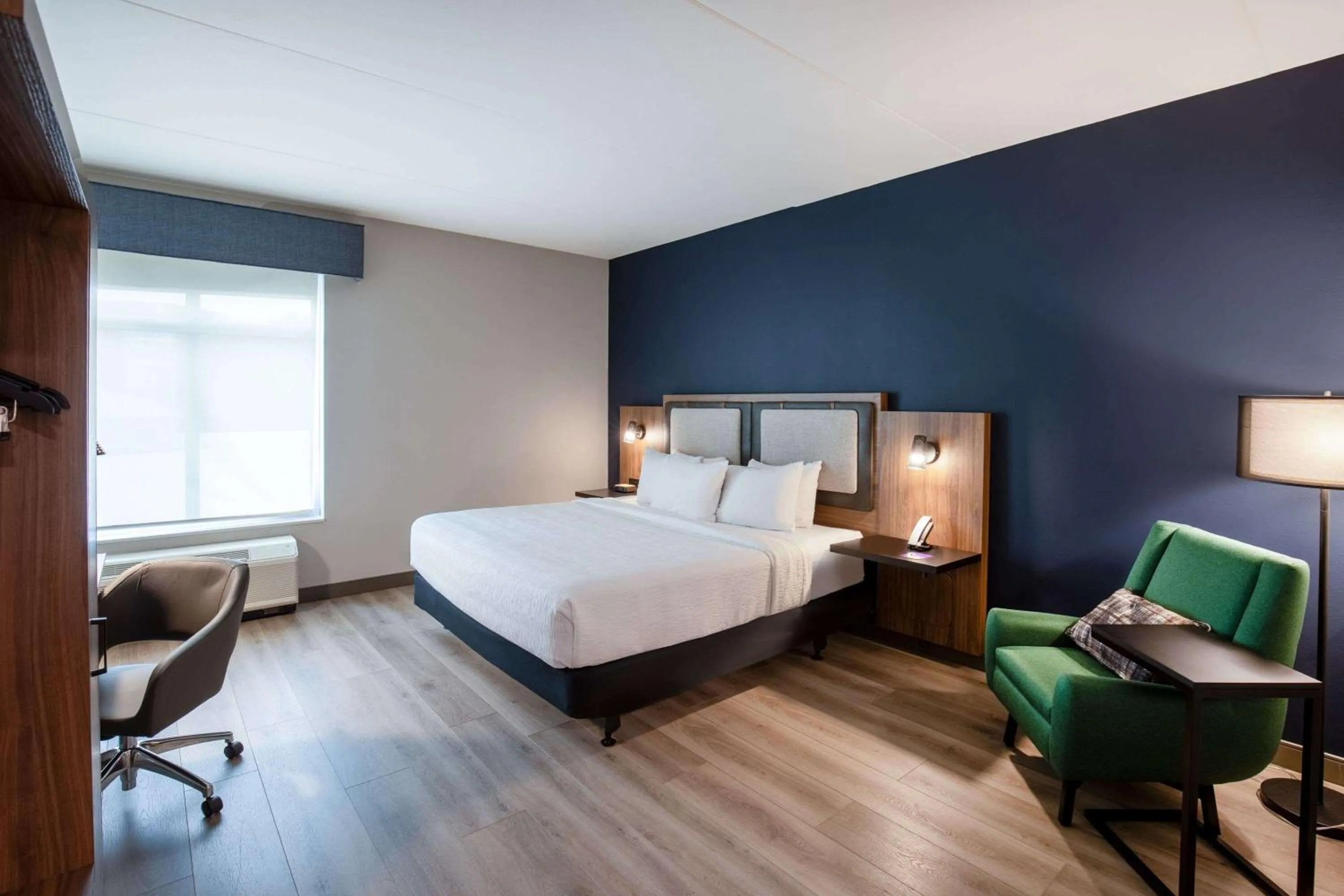 King Room with Mobility Access and Bathtub with Grab Bars, Non-Smoking in La Quinta Inn & Suites by Wyndham Chattanooga Downtown/South