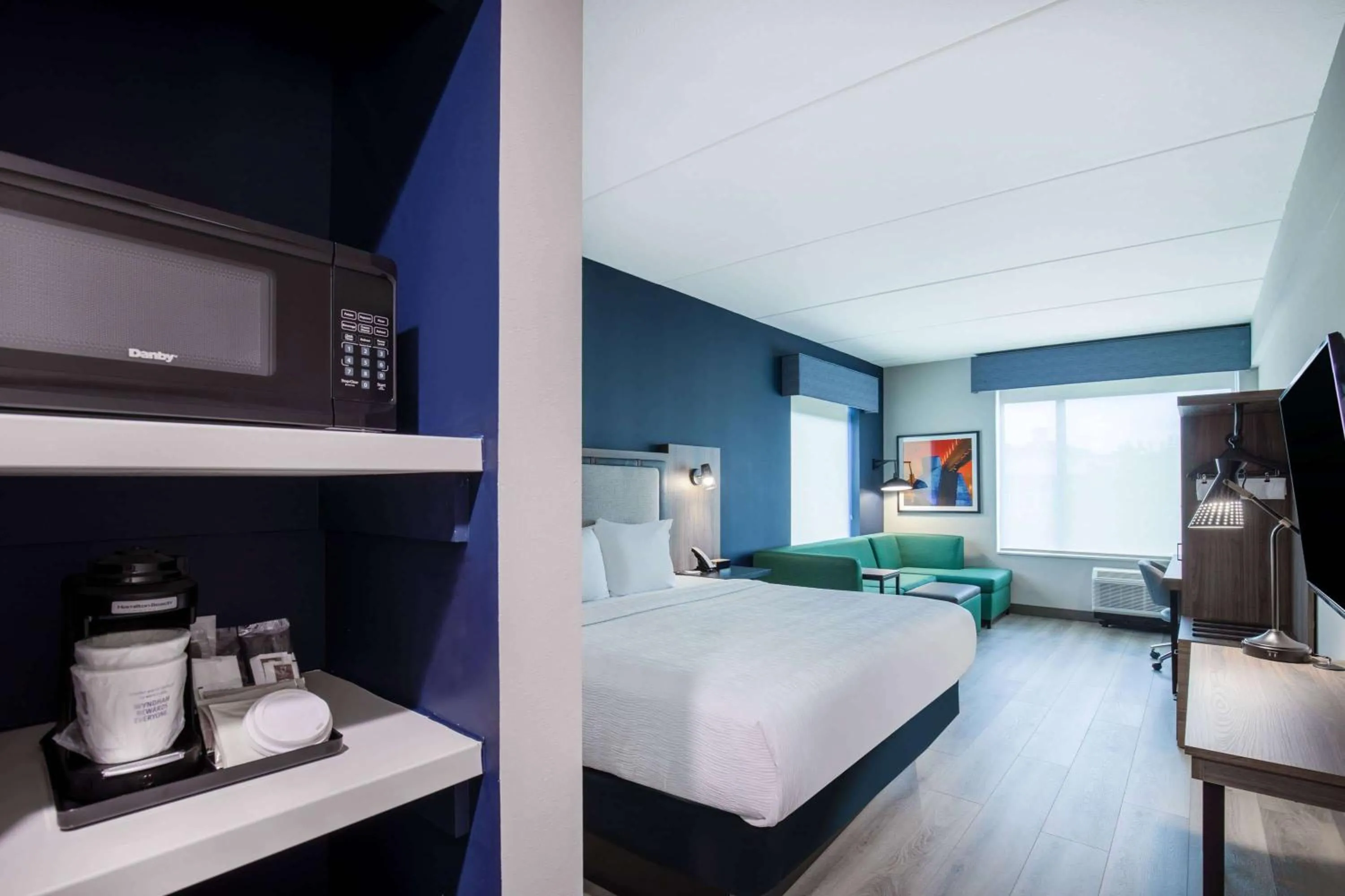 Executive King Room with City View - Non-Smoking in La Quinta Inn & Suites by Wyndham Chattanooga Downtown/South