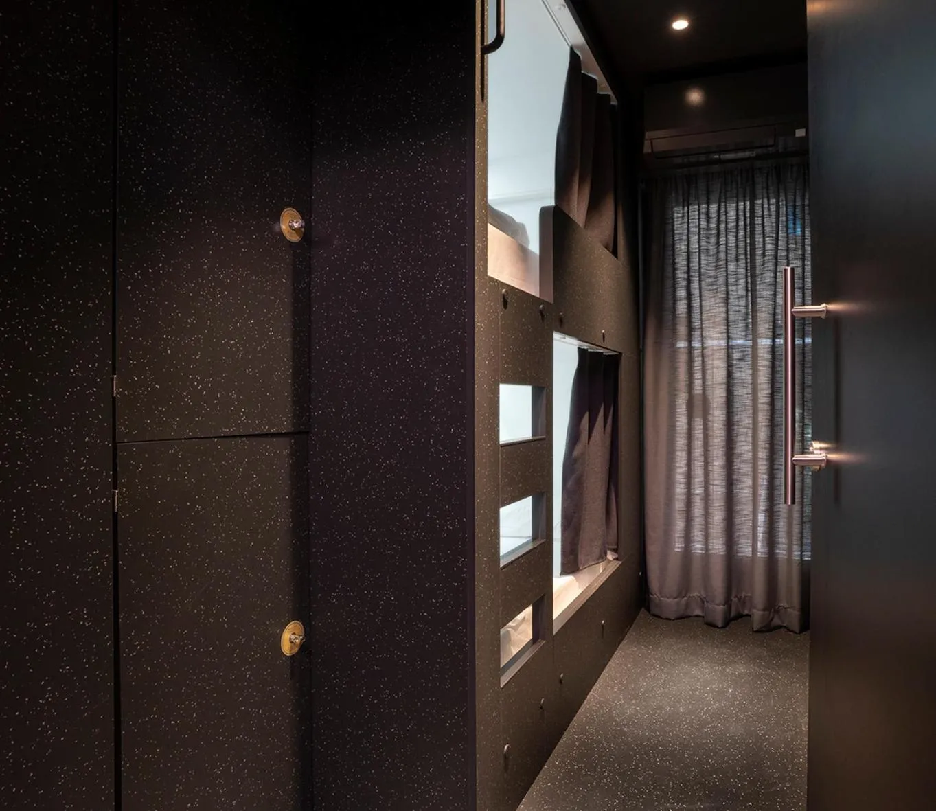 Private Pod for 2 - Shared bathroom in AMISTAT City Hostel Barcelona