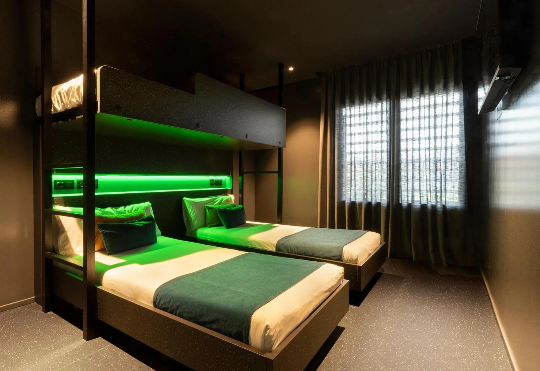 Triple Room with City View in AMISTAT City Hostel Barcelona