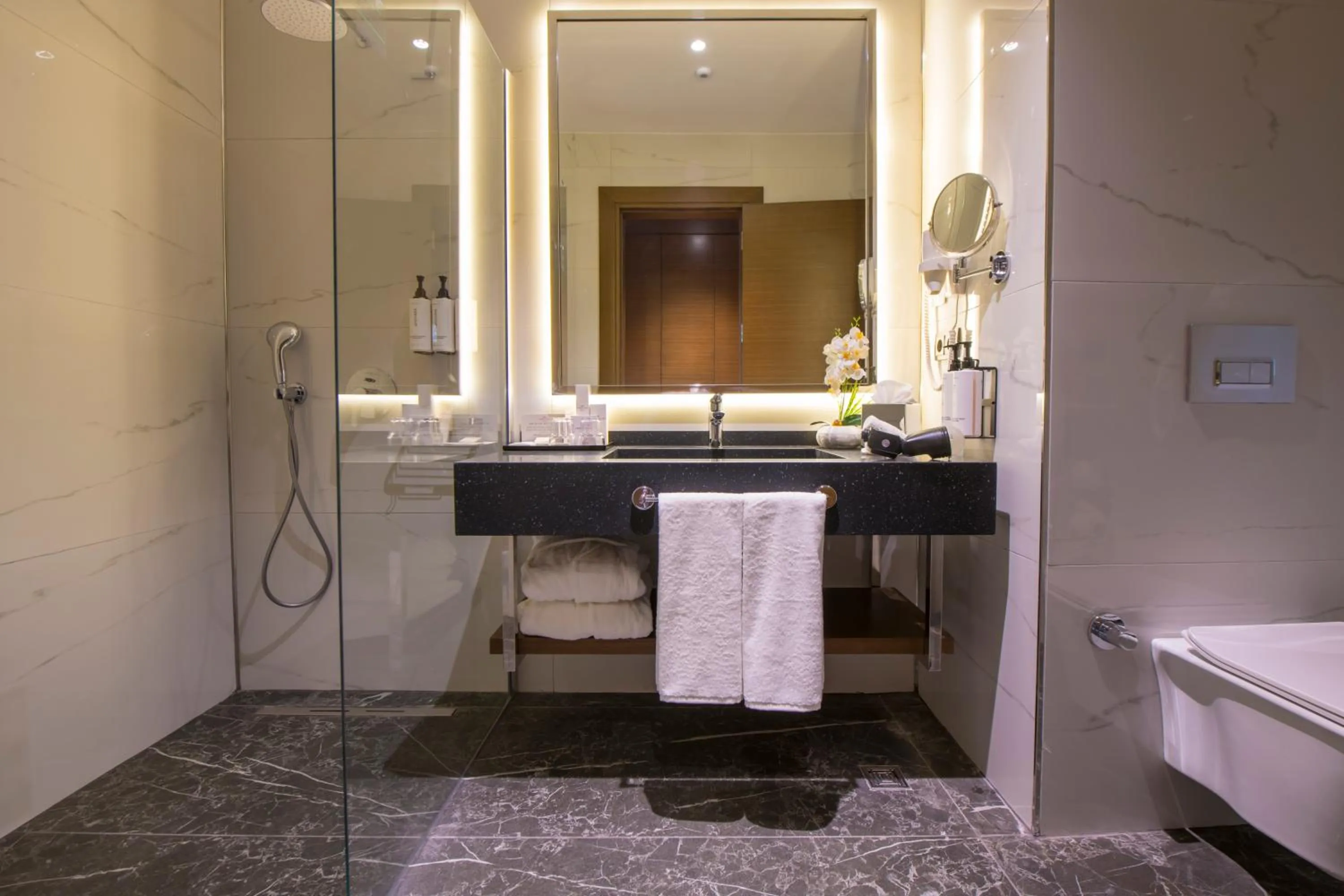 Premium King Room with Balcony in Crowne Plaza Yalova by IHG