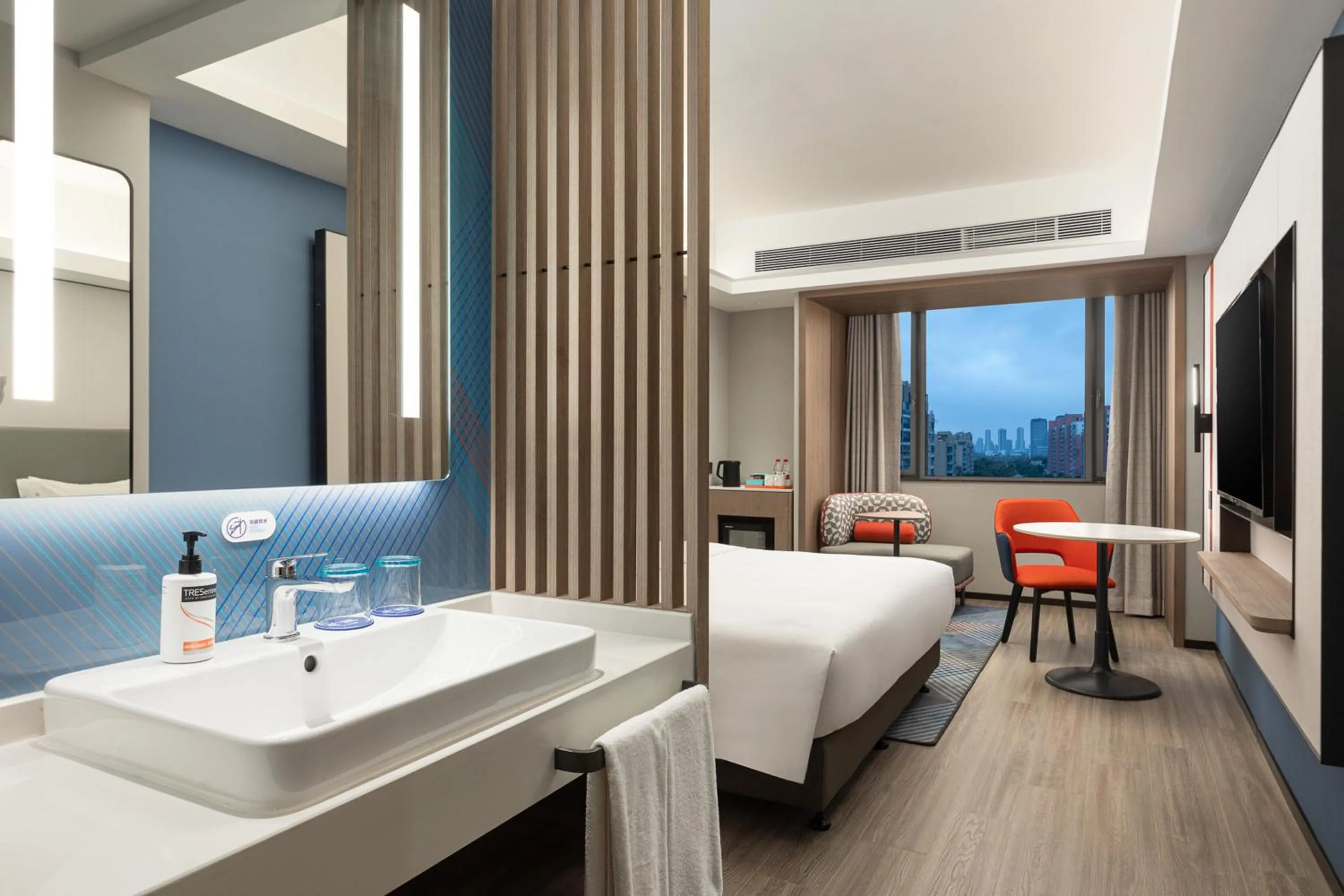 Standard King Room in Holiday Inn Express Shanghai Gumei by IHG