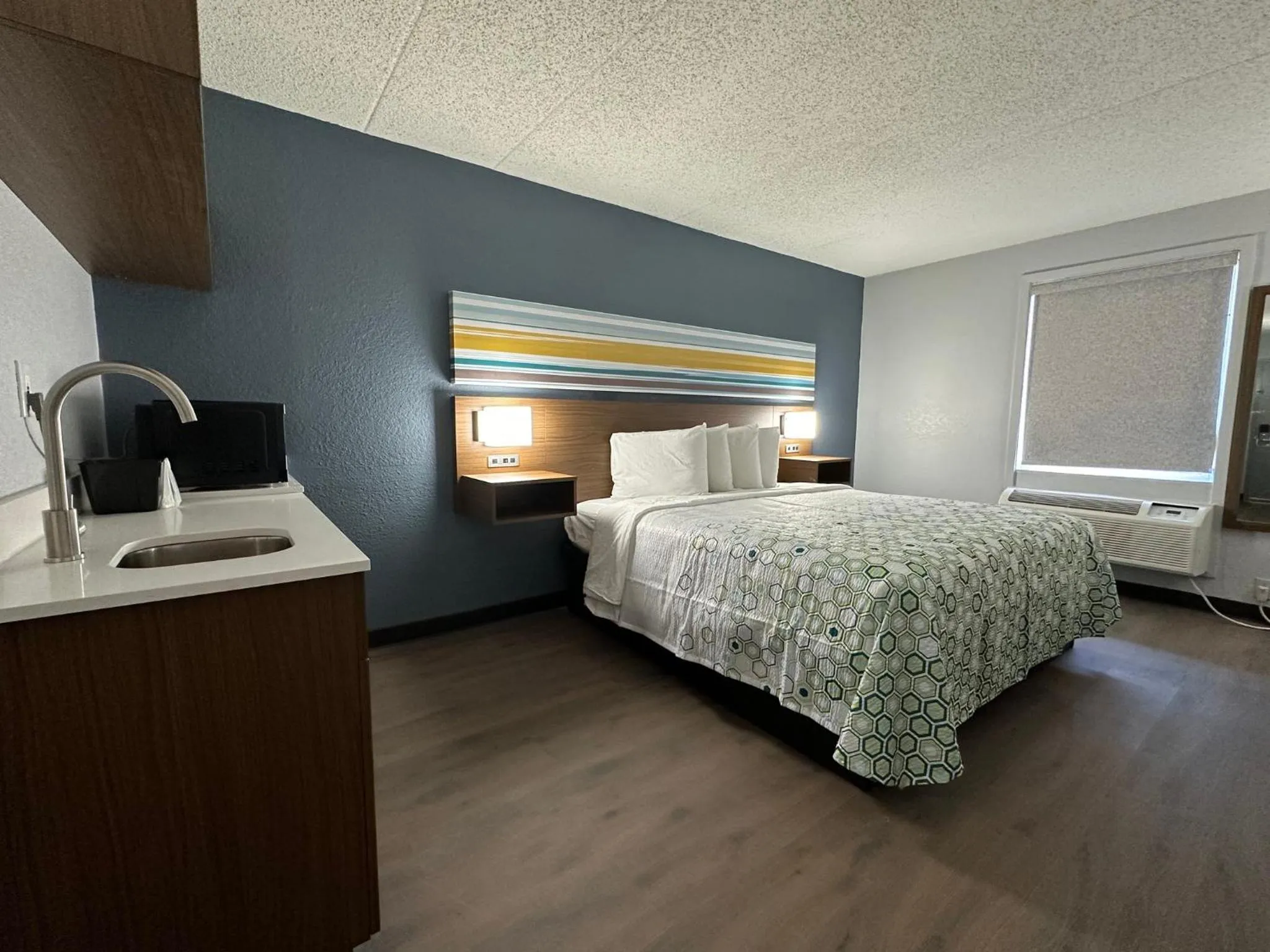 Suite King Room Non-Smoking in HomeTowne Studios by Red Roof Richmond, VA - W Broad St