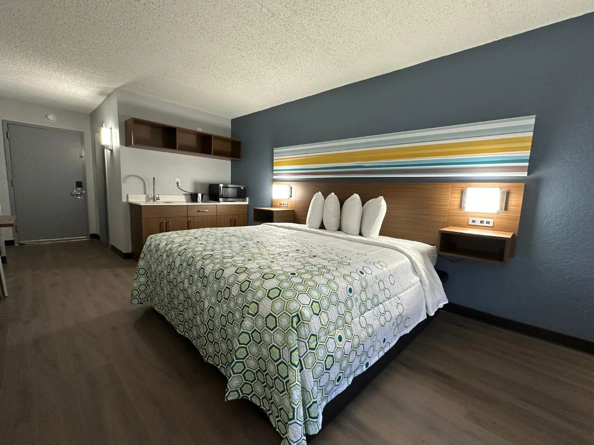 Studio King Room Non-Smoking in HomeTowne Studios by Red Roof Richmond, VA - W Broad St