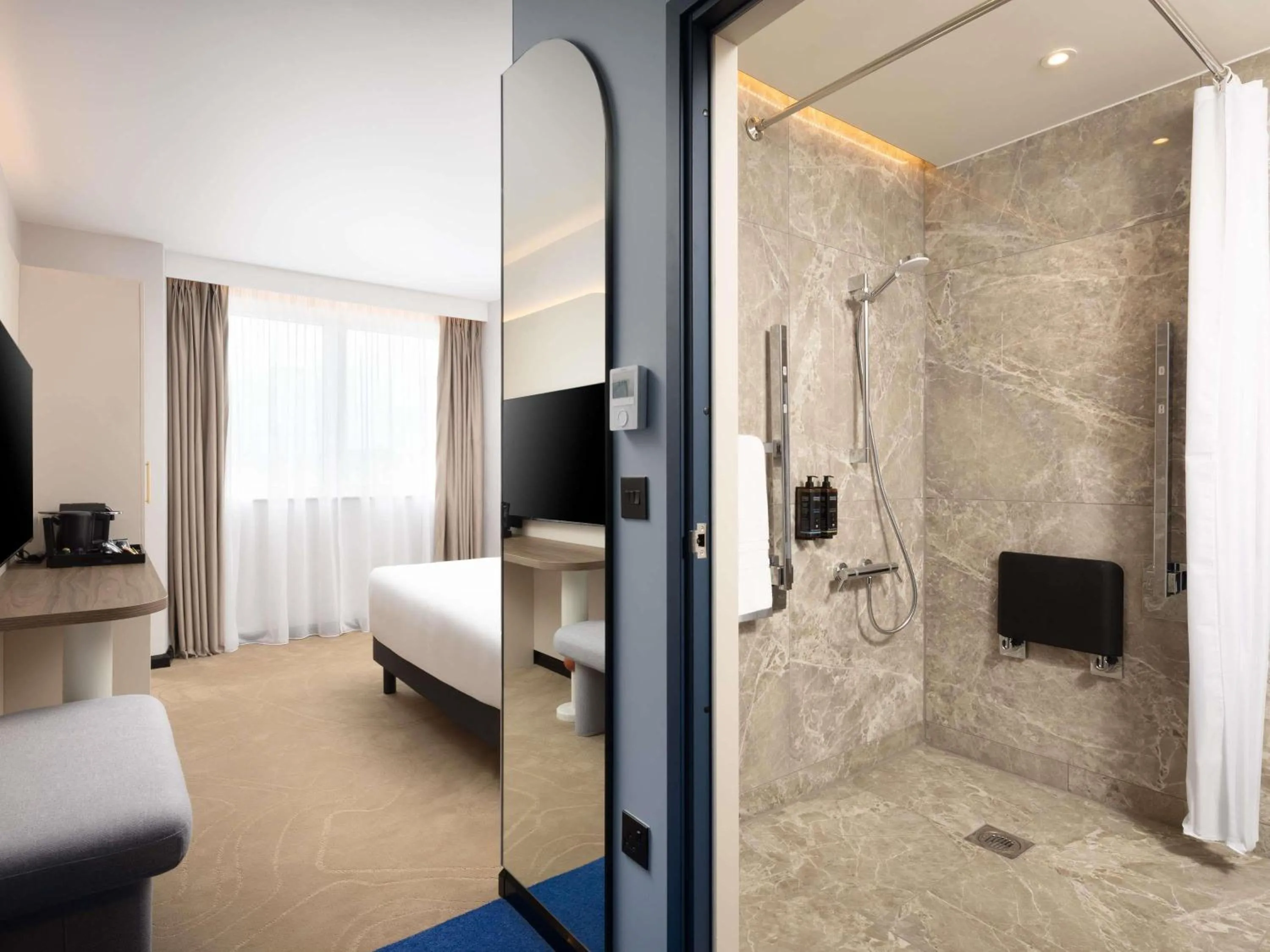 Standard Double Room with City View - Mobility Accessible in Mercure London Earls Court