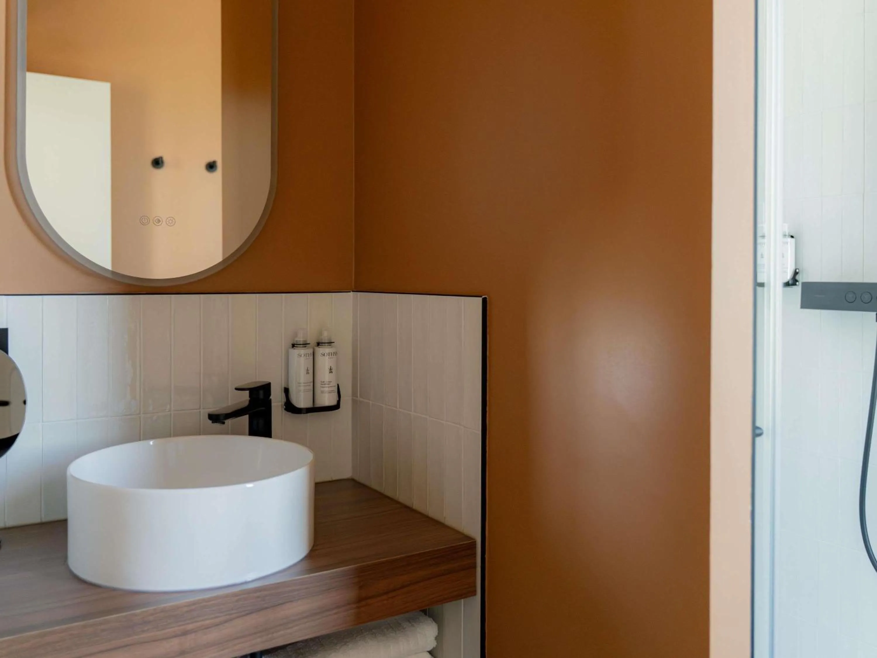 Superior Junior Suite with Double Bed in Hôtel Fort St Laurent Lyon - Handwritten Collection