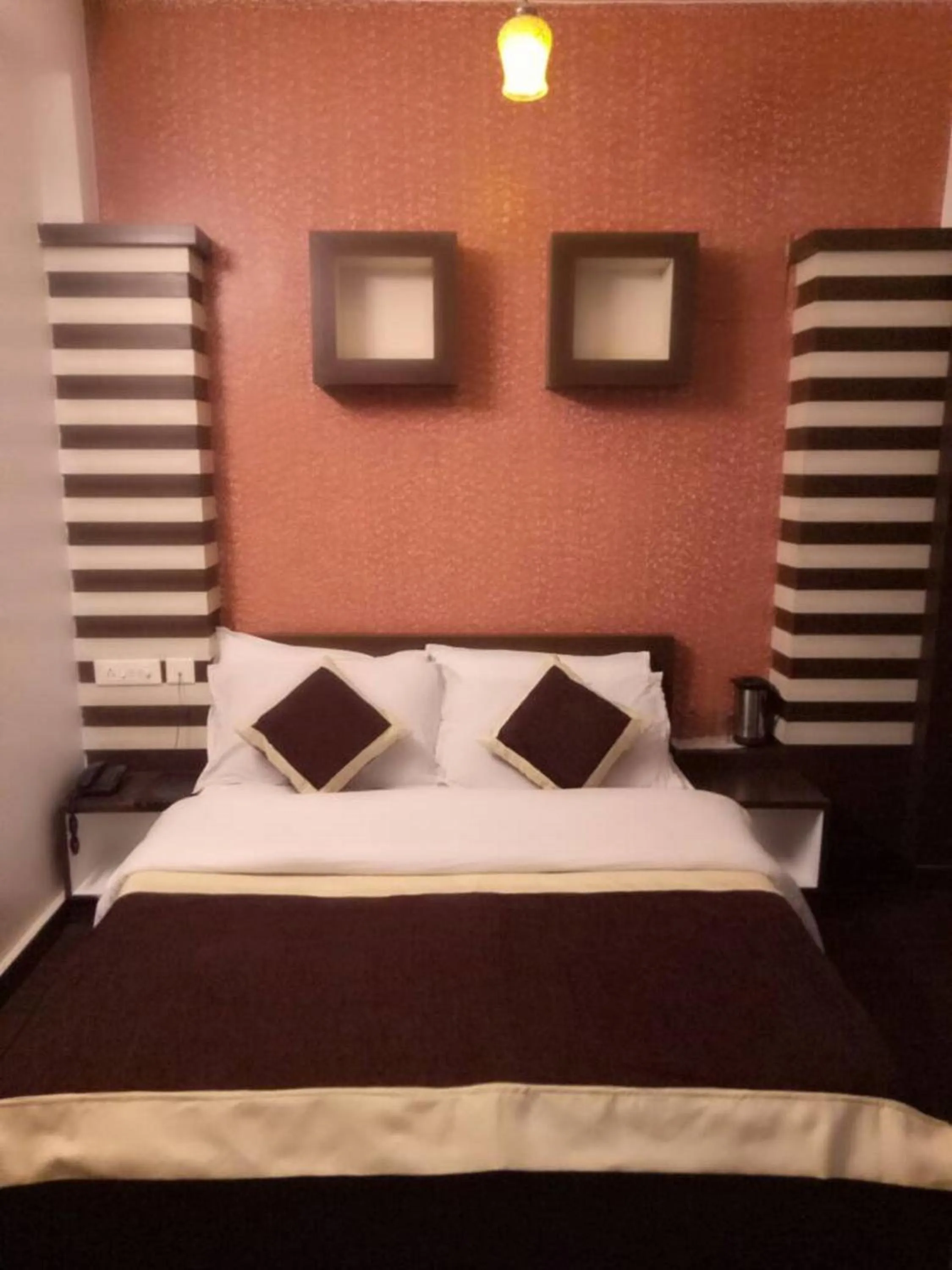 Budget Double Room in Hotel Holiday Home