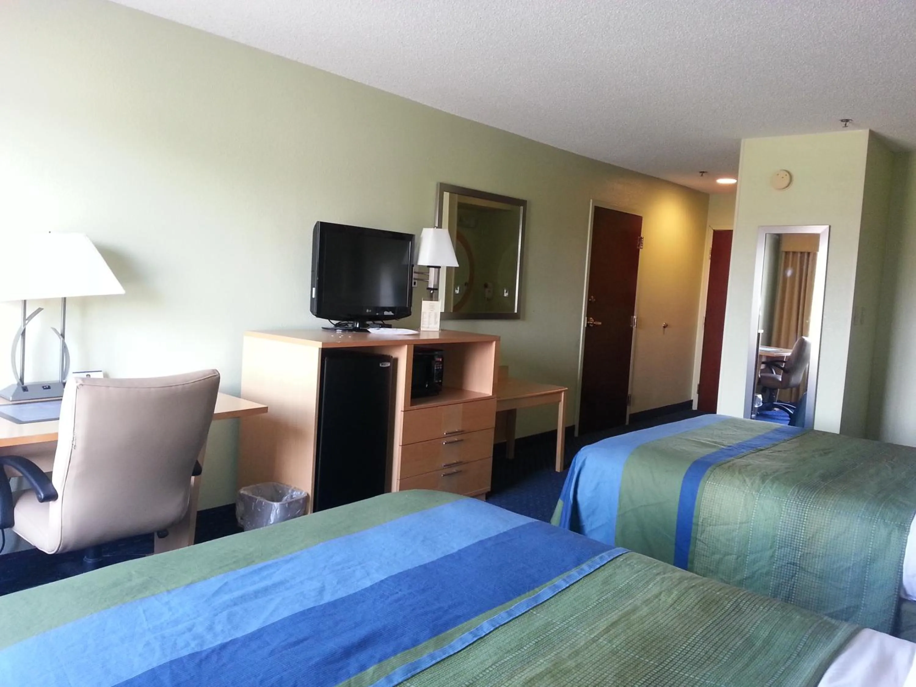 Queen Guest Room in Park Inn by Radisson Albany