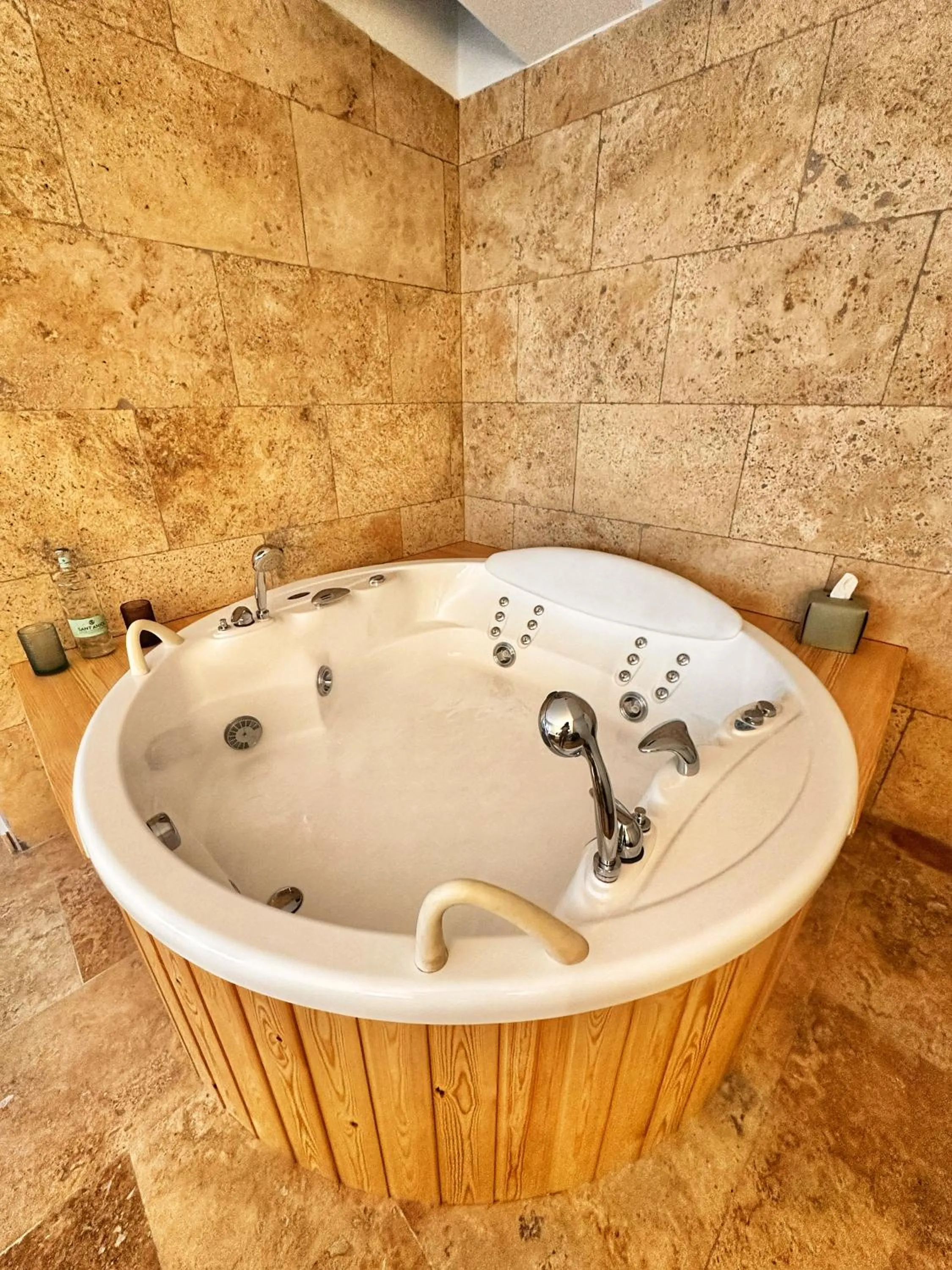 Suite with Hot Tub in Boutique Hotel Comtal Empuries