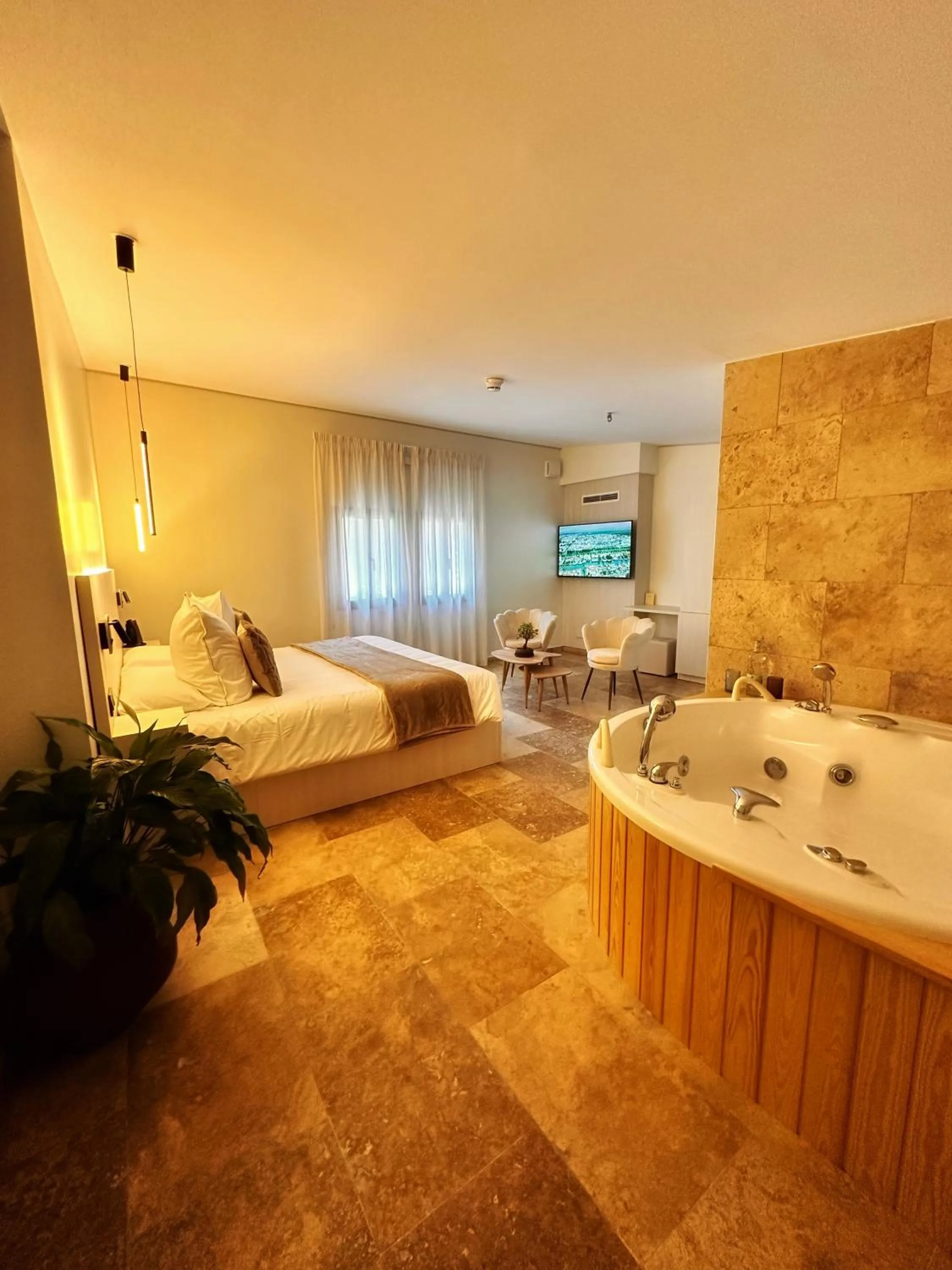 Suite with Hot Tub in Boutique Hotel Comtal Empuries