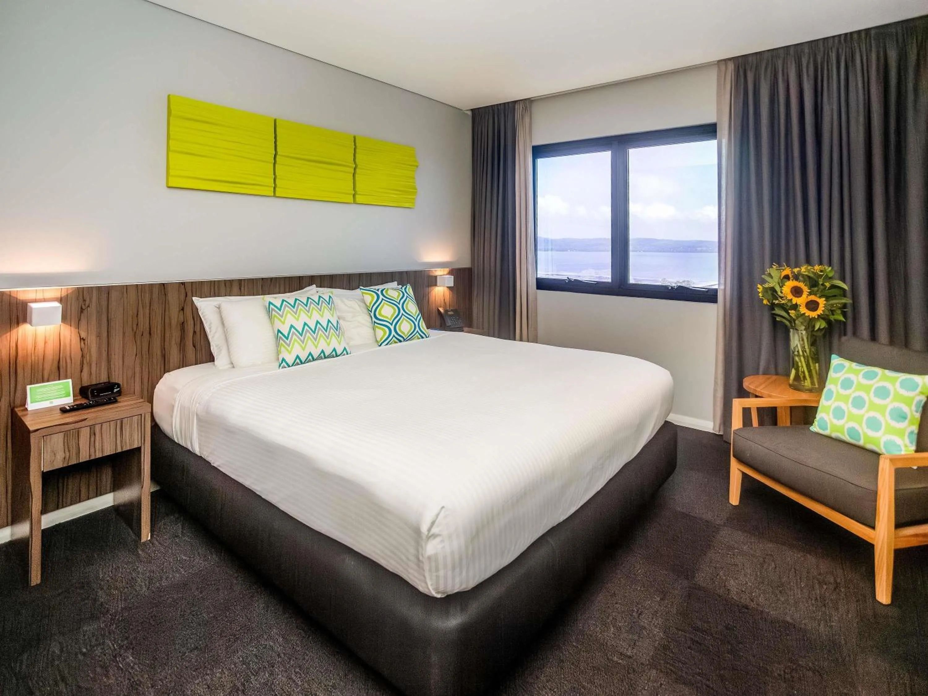 Superior King Room with Lake View in Ibis Styles The Entrance