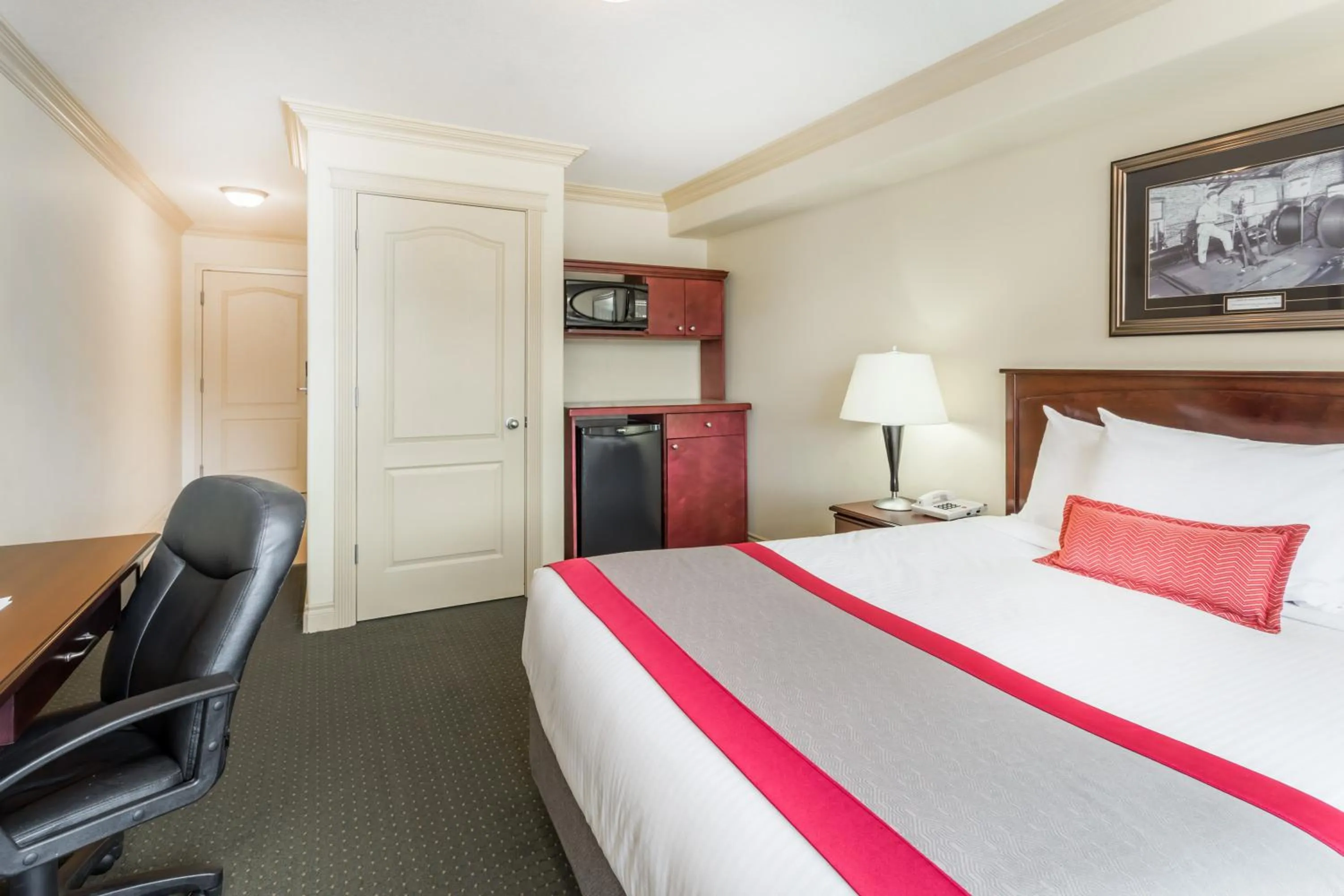 Queen Room  - Disability Access, Non-Smoking in Ramada by Wyndham Hinton