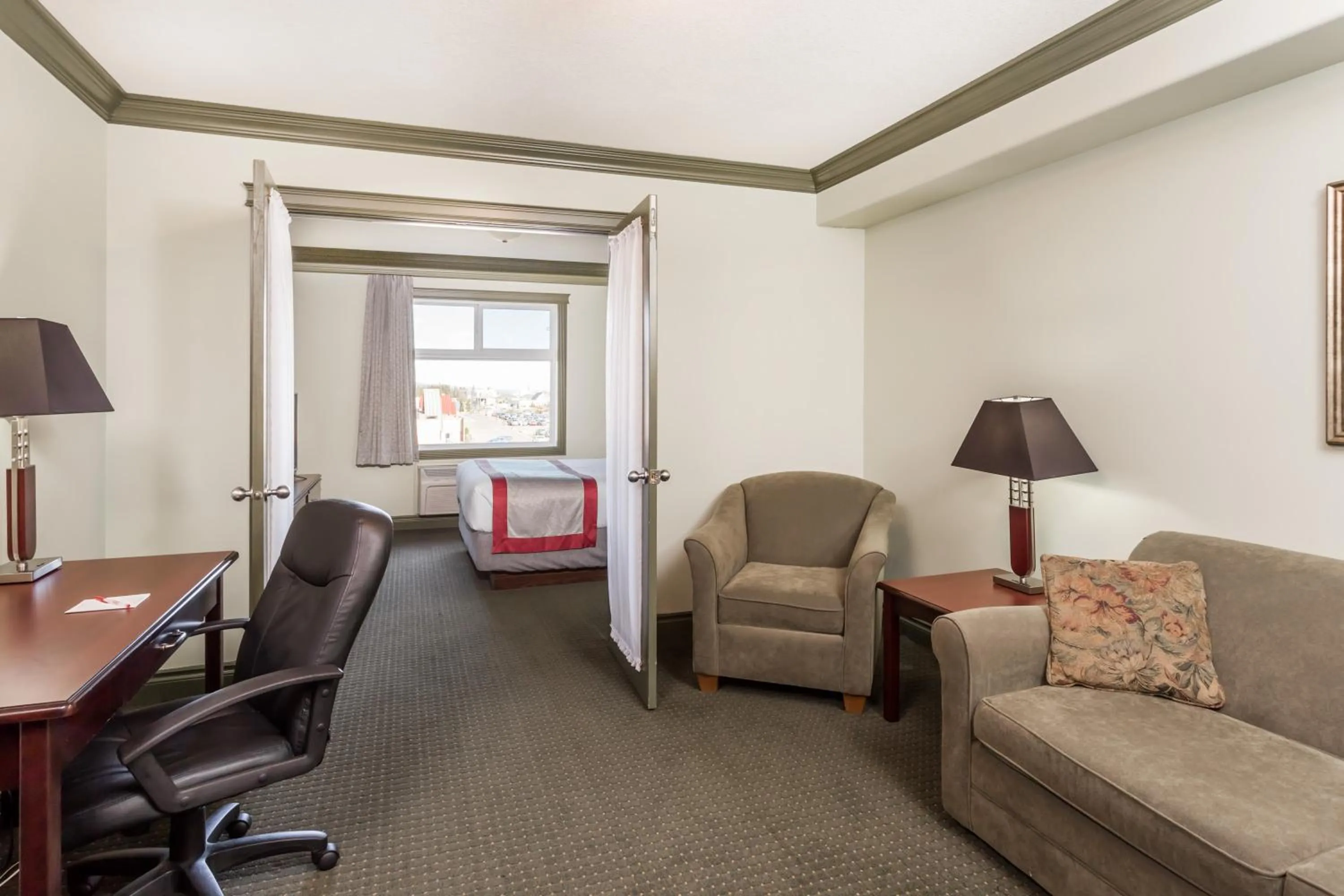 One-Bedroom Suite with Queen Bed, Non-Smoking in Ramada by Wyndham Hinton