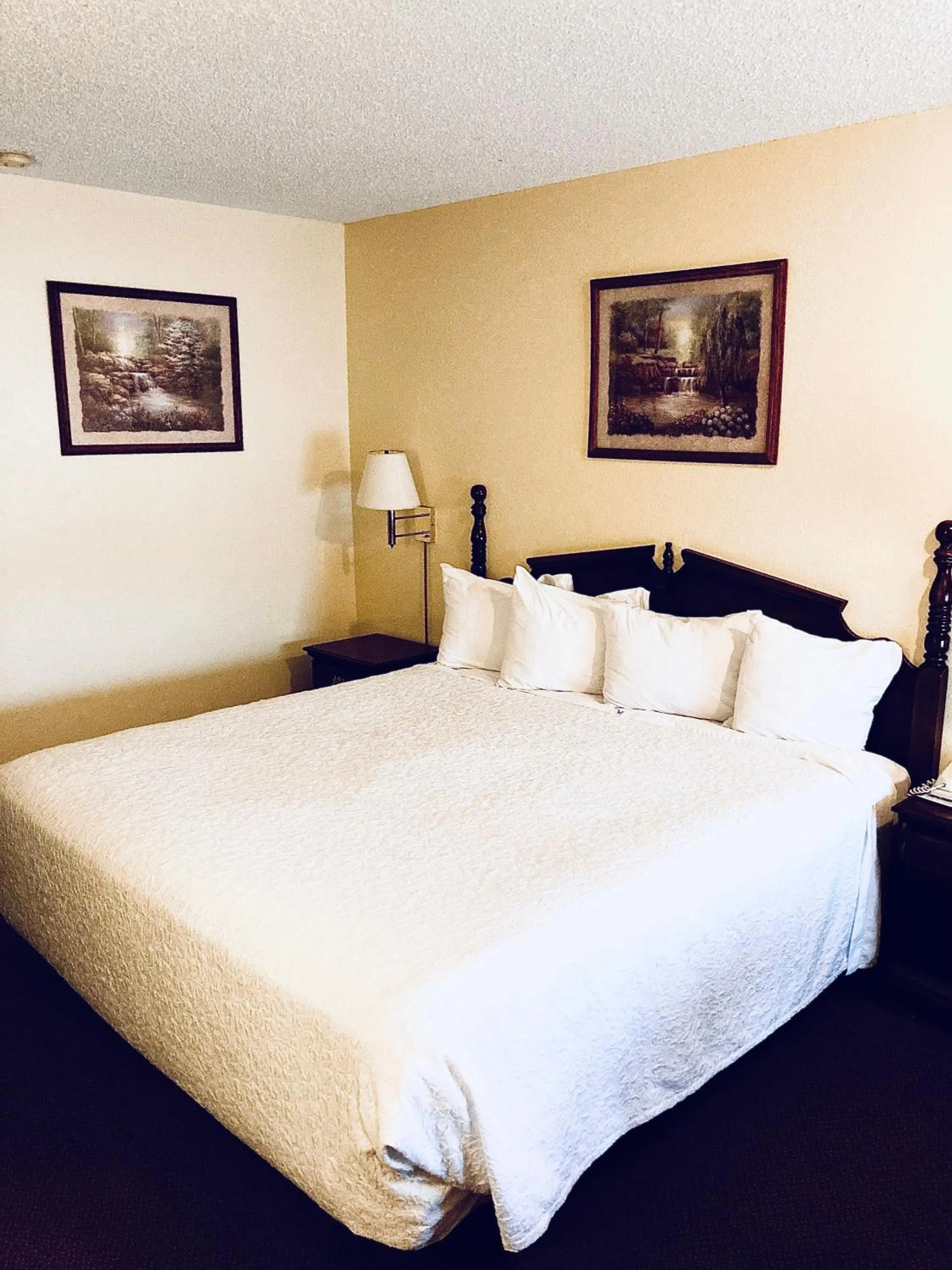 Standard King Room in Honeysuckle Inn