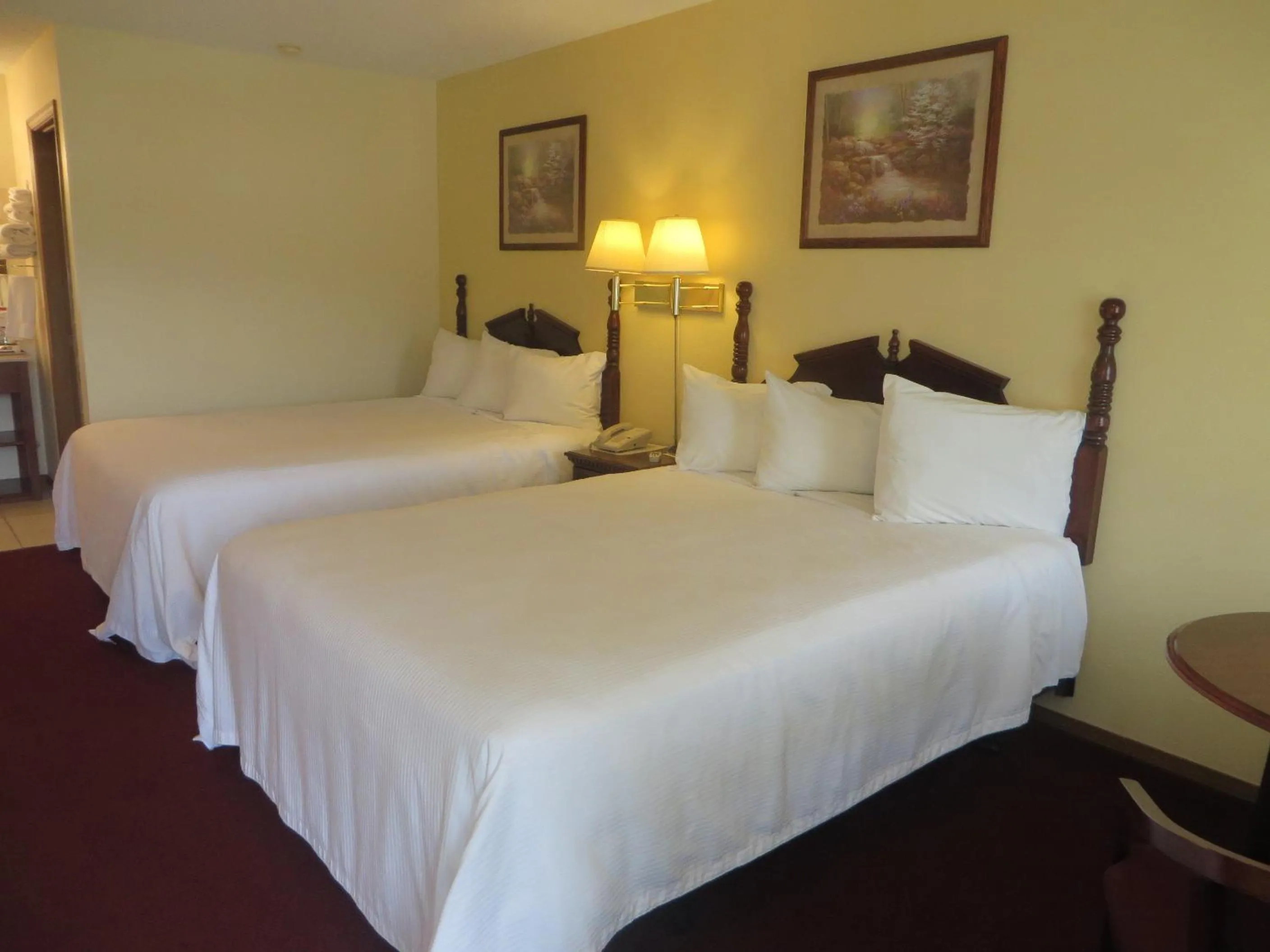 Queen Room in Honeysuckle Inn