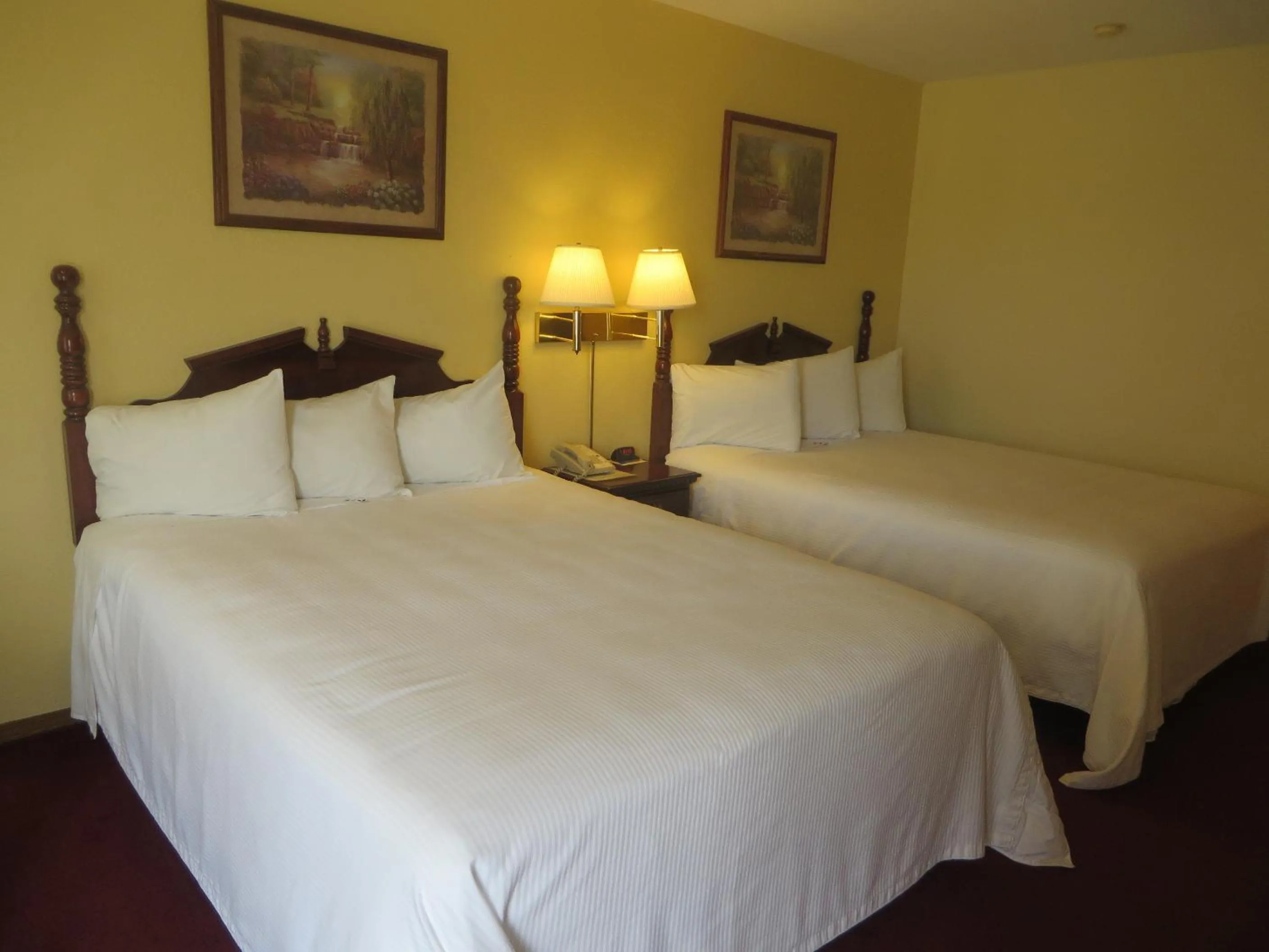 Queen Room with Two Queen Beds in Honeysuckle Inn