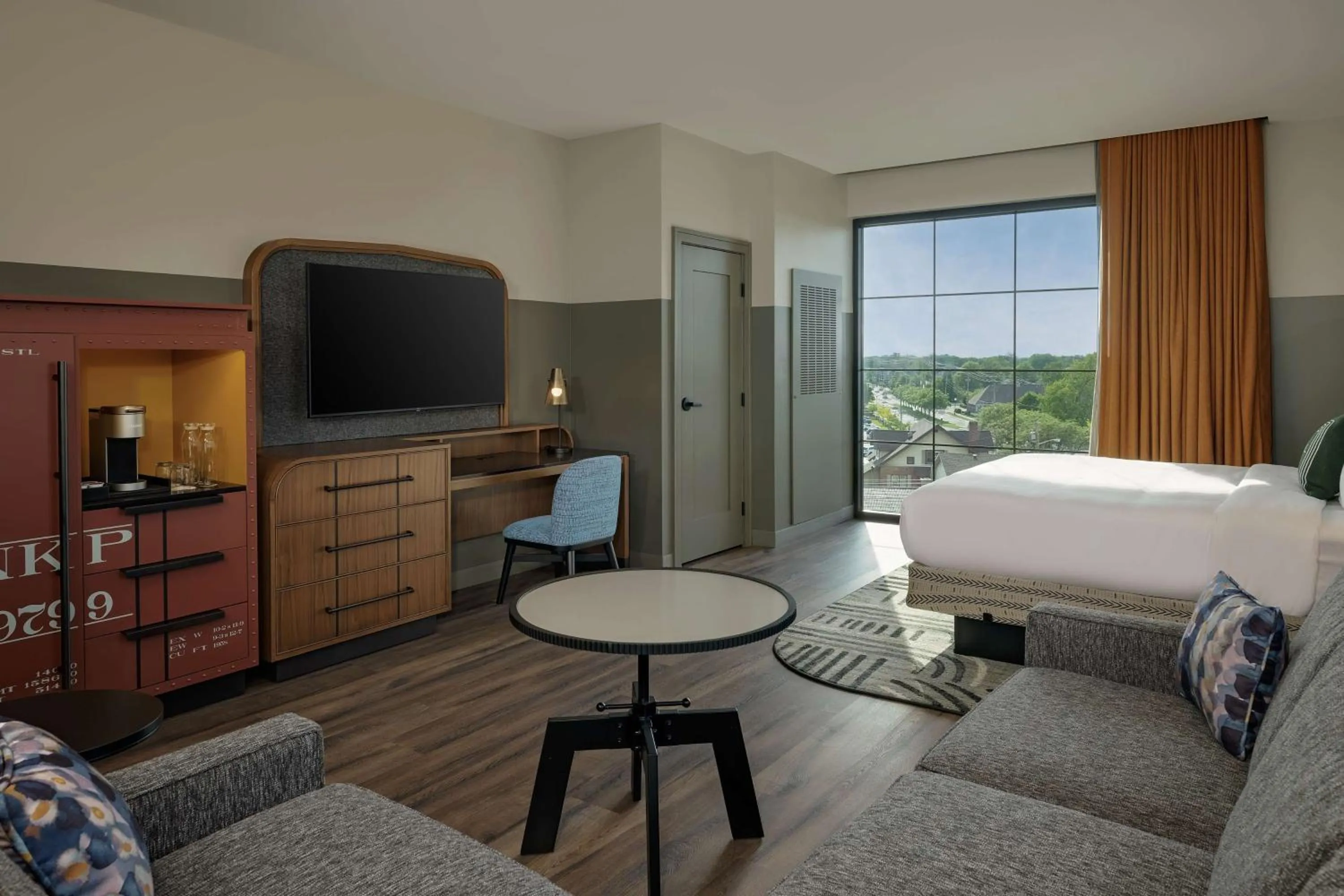 Corner King Room with Soaking Tub in Hotel Nickel Plate Fishers, Tapestry Collection By Hilton