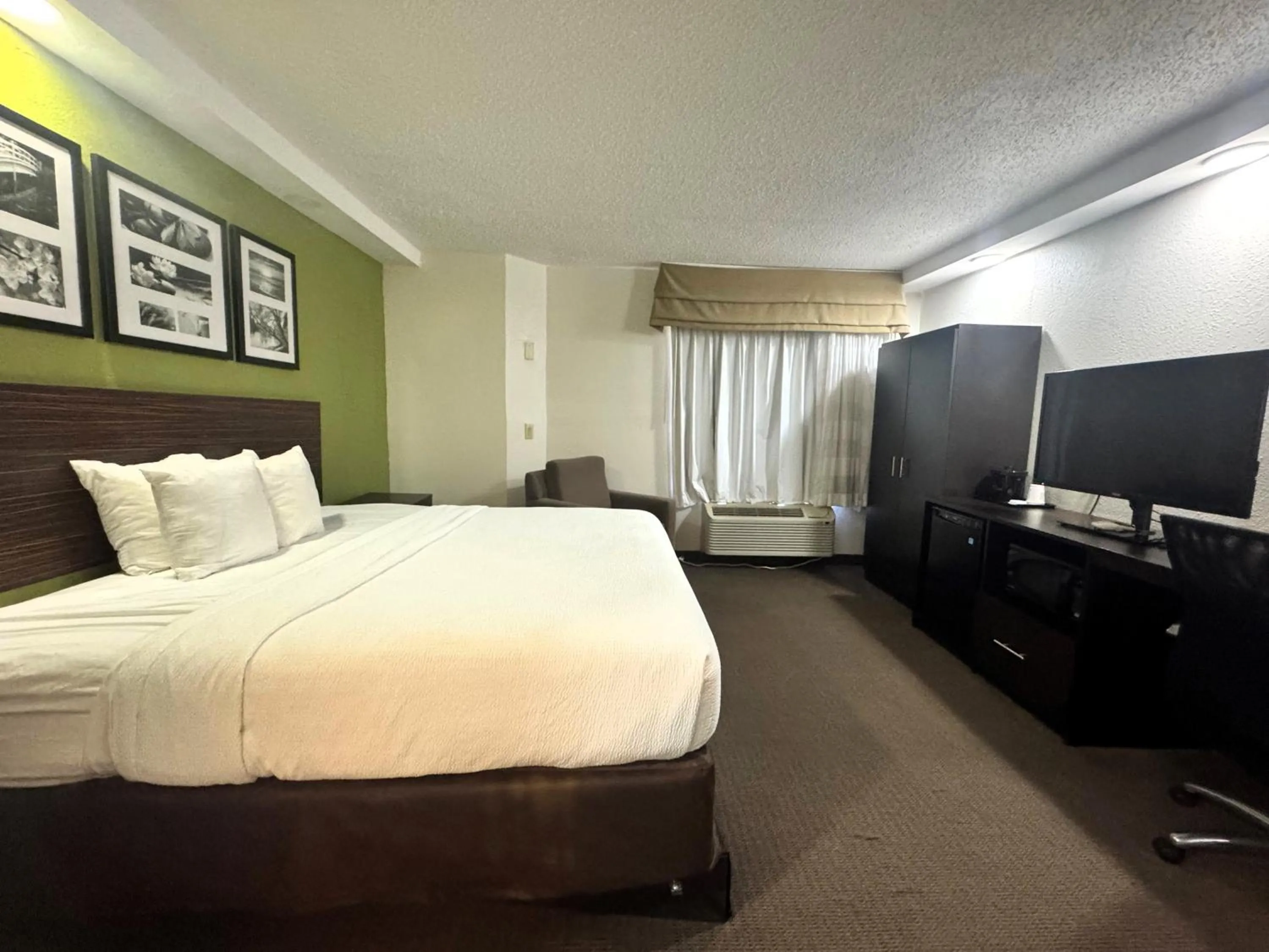 King Room with Roll-in Shower - Mobility Access/Non-Smoking in Travelodge by Wyndham Flowood