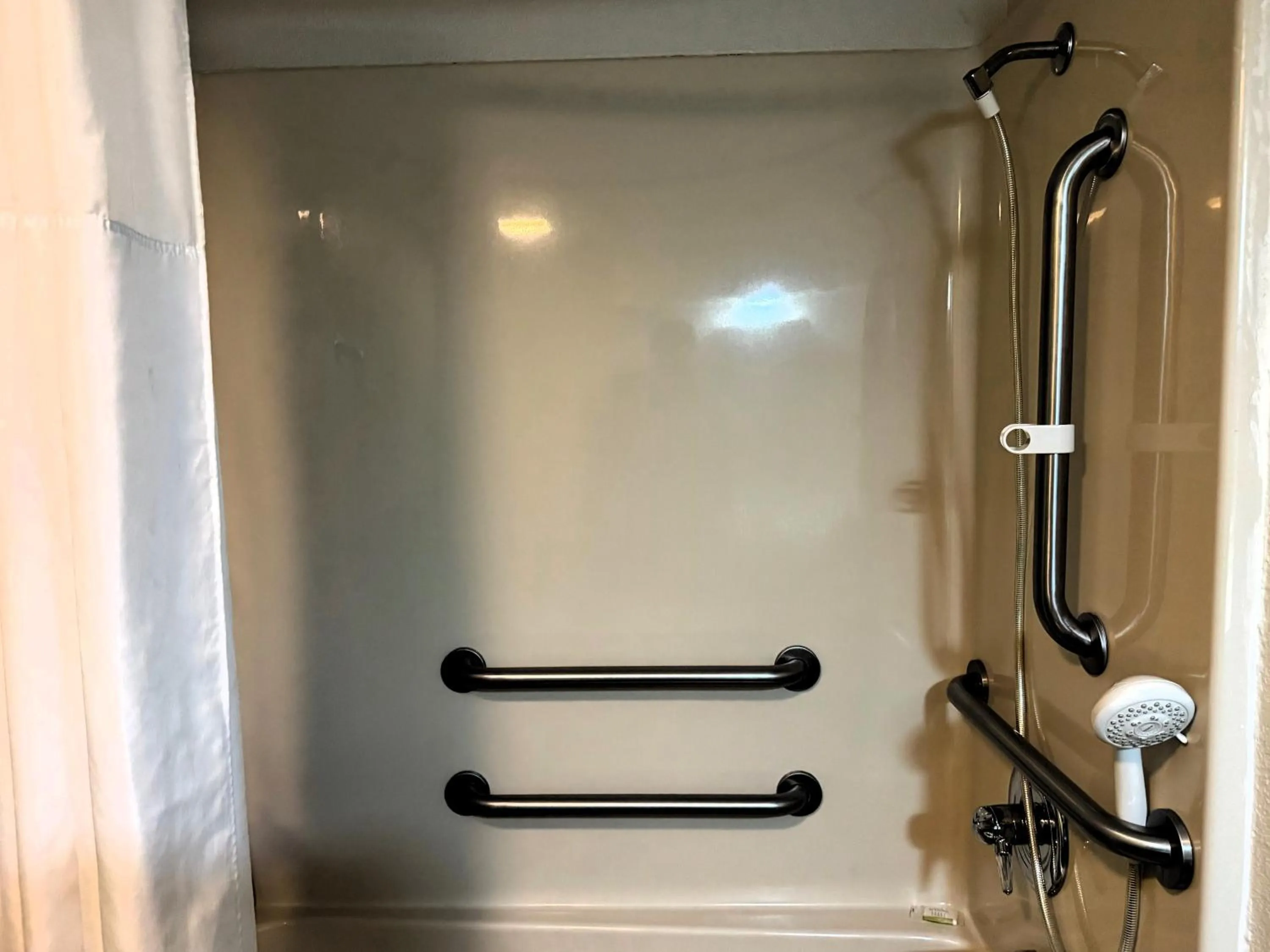 Queen Room with Bathtub w/Grab Bars - Mobility Accessible/Non-Smoking in Travelodge by Wyndham Flowood