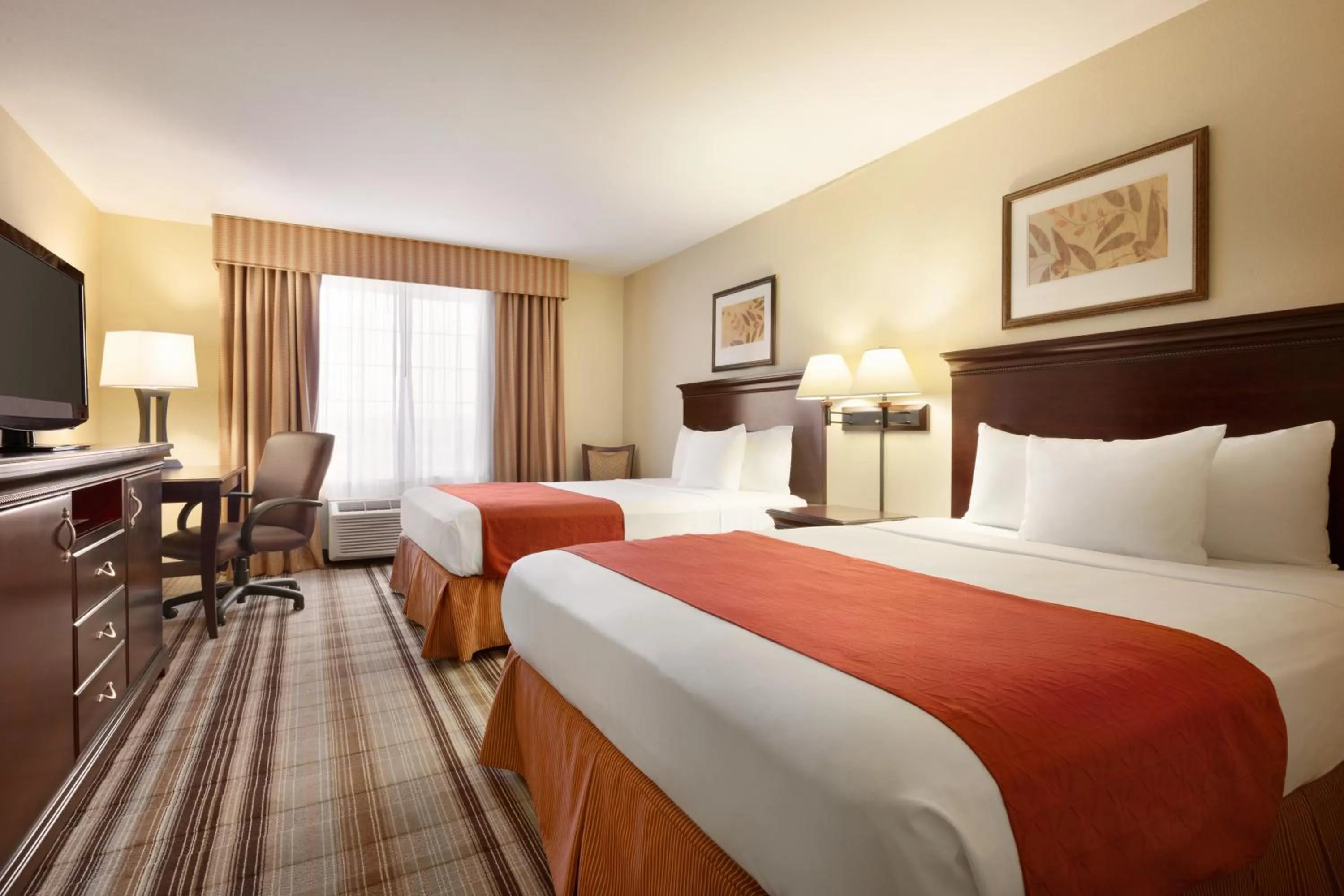 Queen Room with Two Queen Beds in Country Inn & Suites by Radisson, Lexington, VA