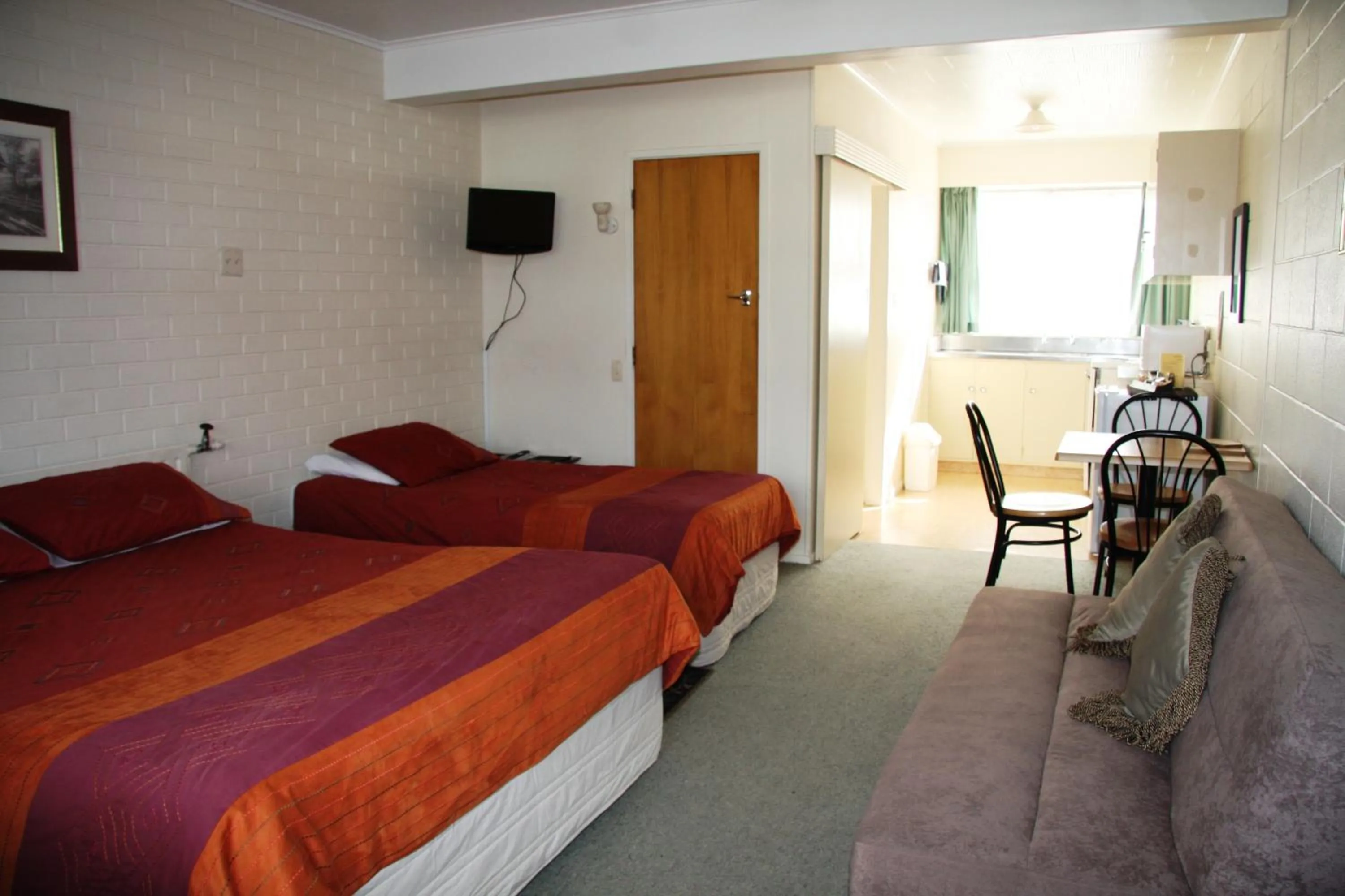 Comfort Twin Room in Kuirau Park Motor Lodge- Thermal Mineral pool