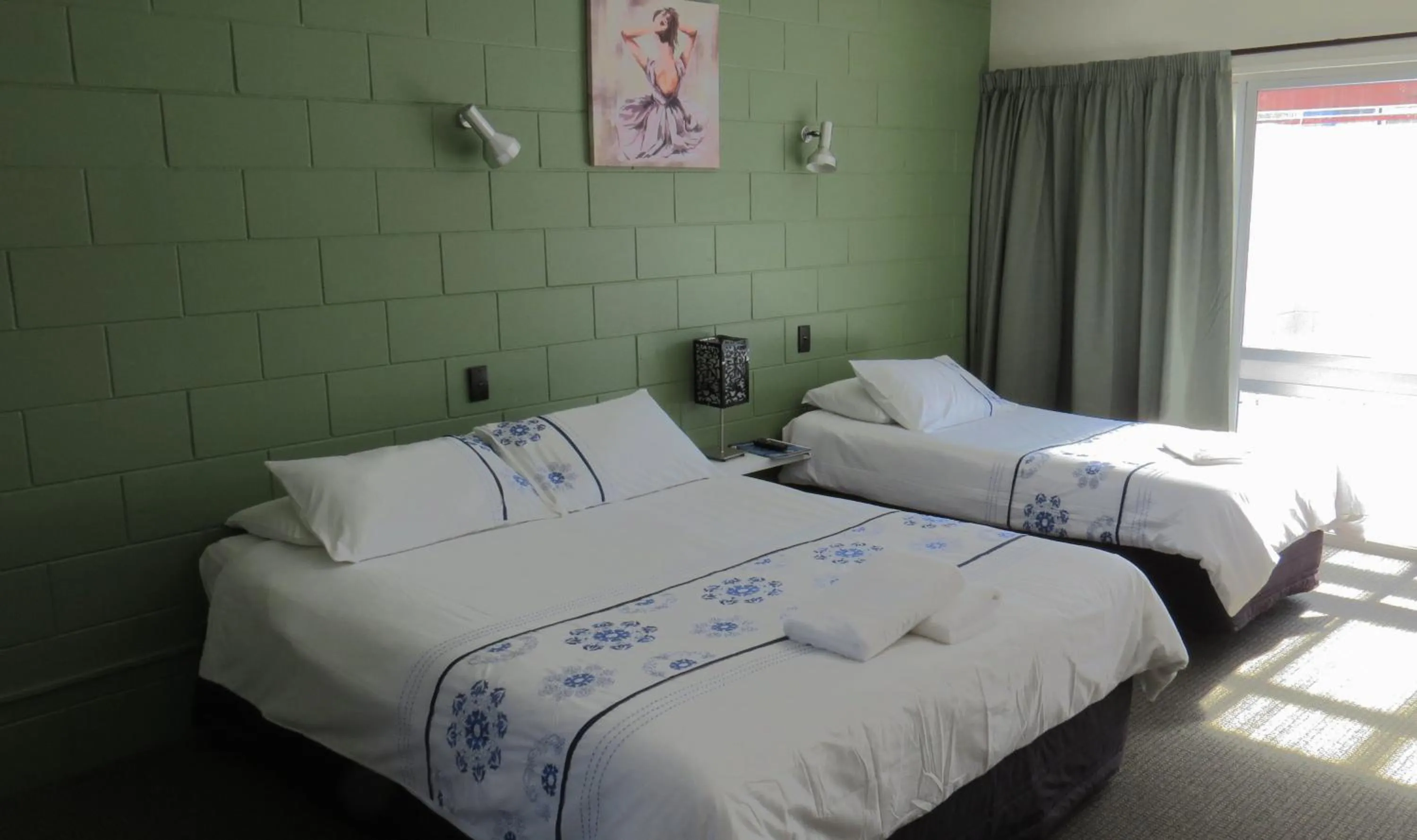 Queen Room with Hot Tub in Kuirau Park Motor Lodge- Thermal Mineral pool