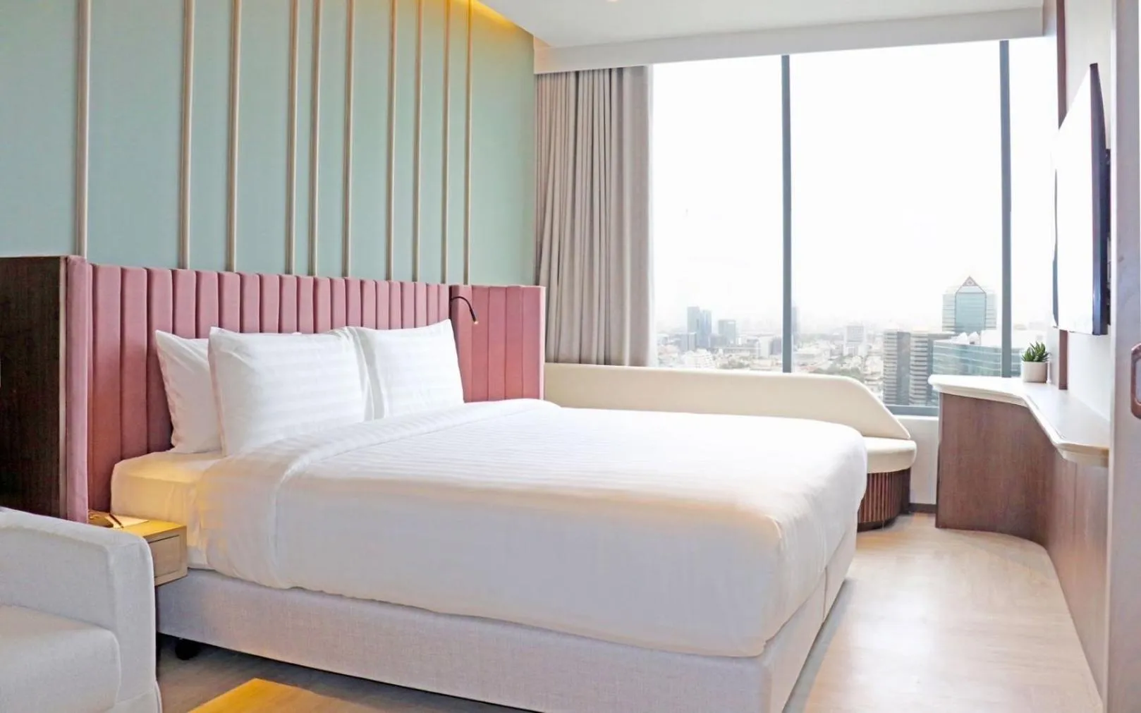 Deluxe King Room in The Quarter Ratchayothin by UHG