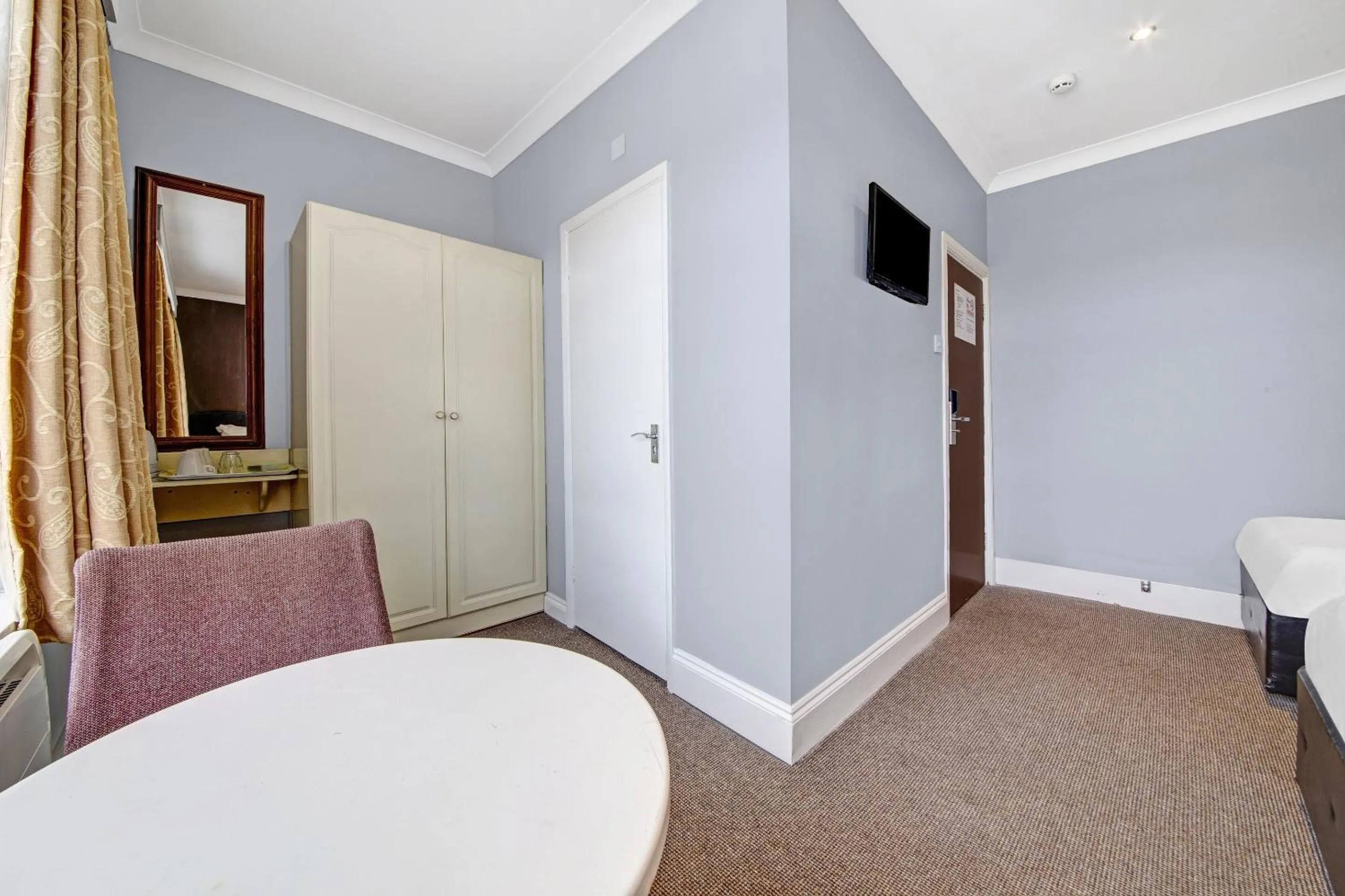 Standard Triple Room in OYO Bostons Manor Hotel, Hanwell London