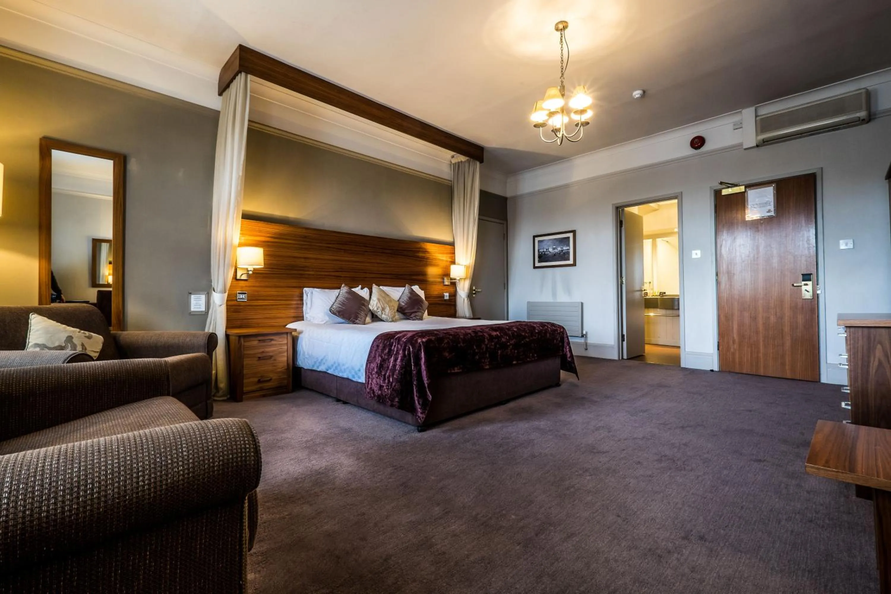 Photo of the whole room, Bed in Bridge Hotel
