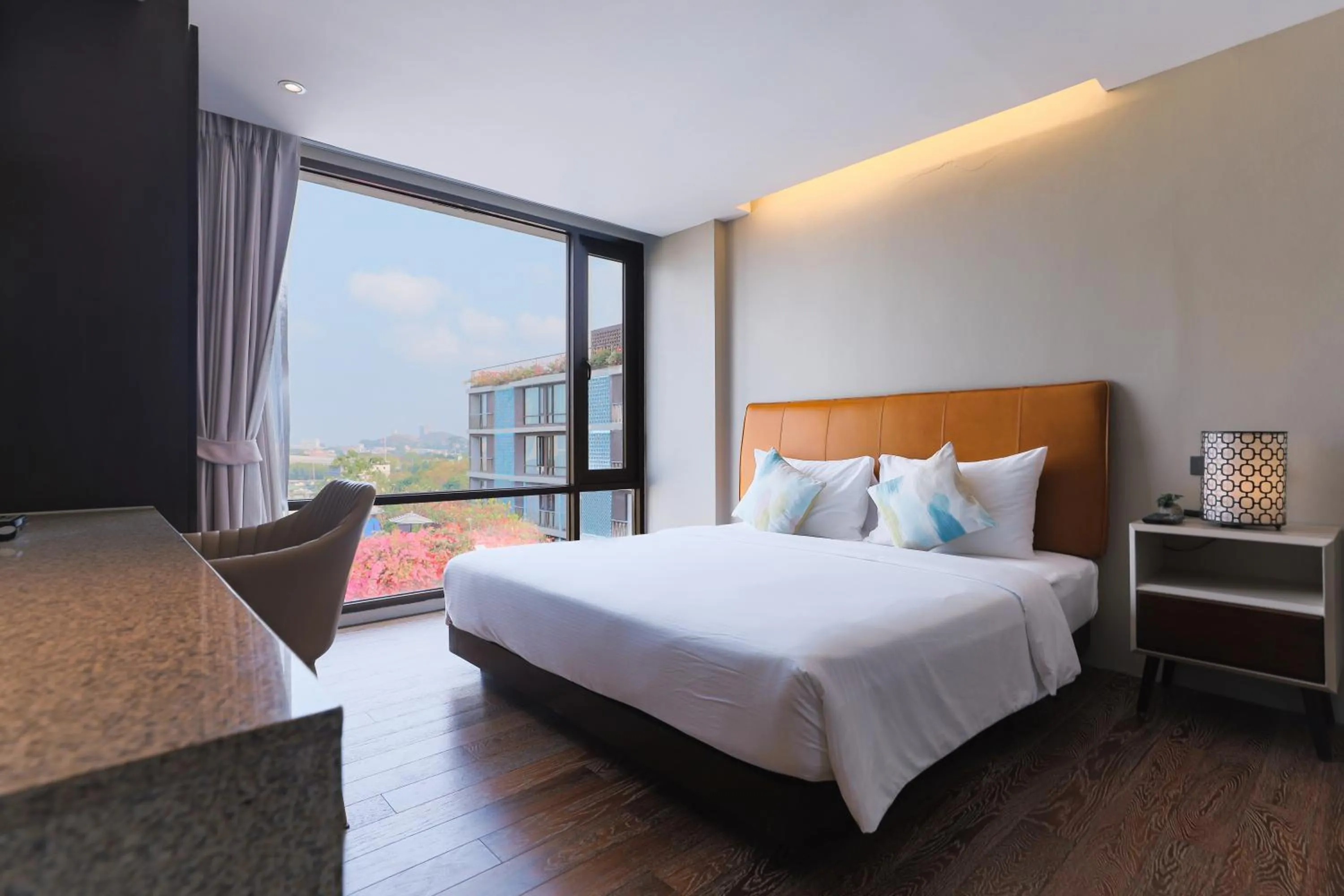 Luxury 1 bedroom in Balcony Courtyard Sriracha Hotel & Serviced Apartments
