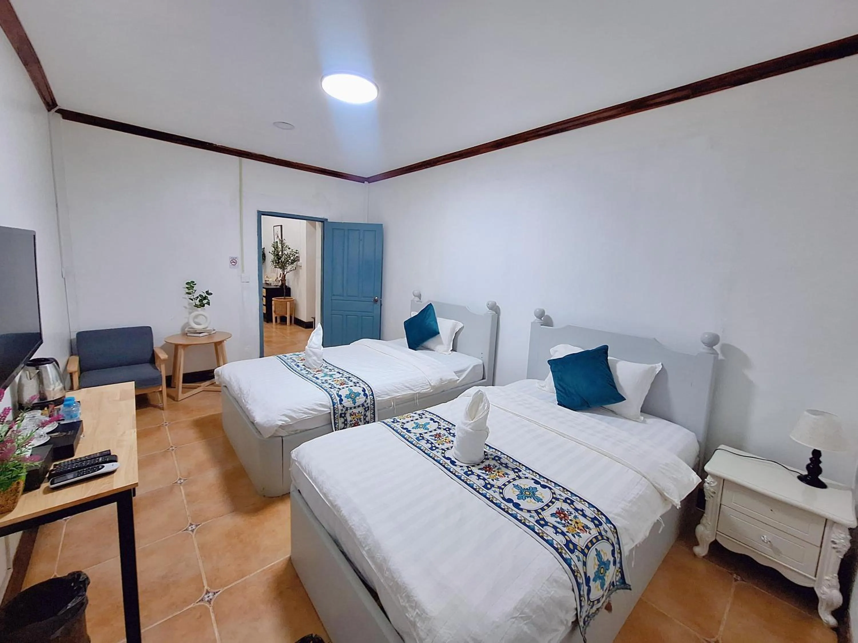 Budget Twin Room in Monsane villa