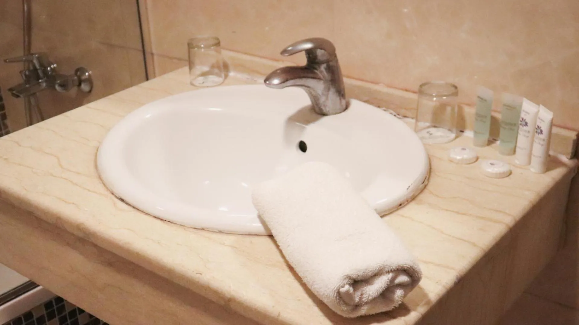 Standard Twin Room in Sandy palace Hotel