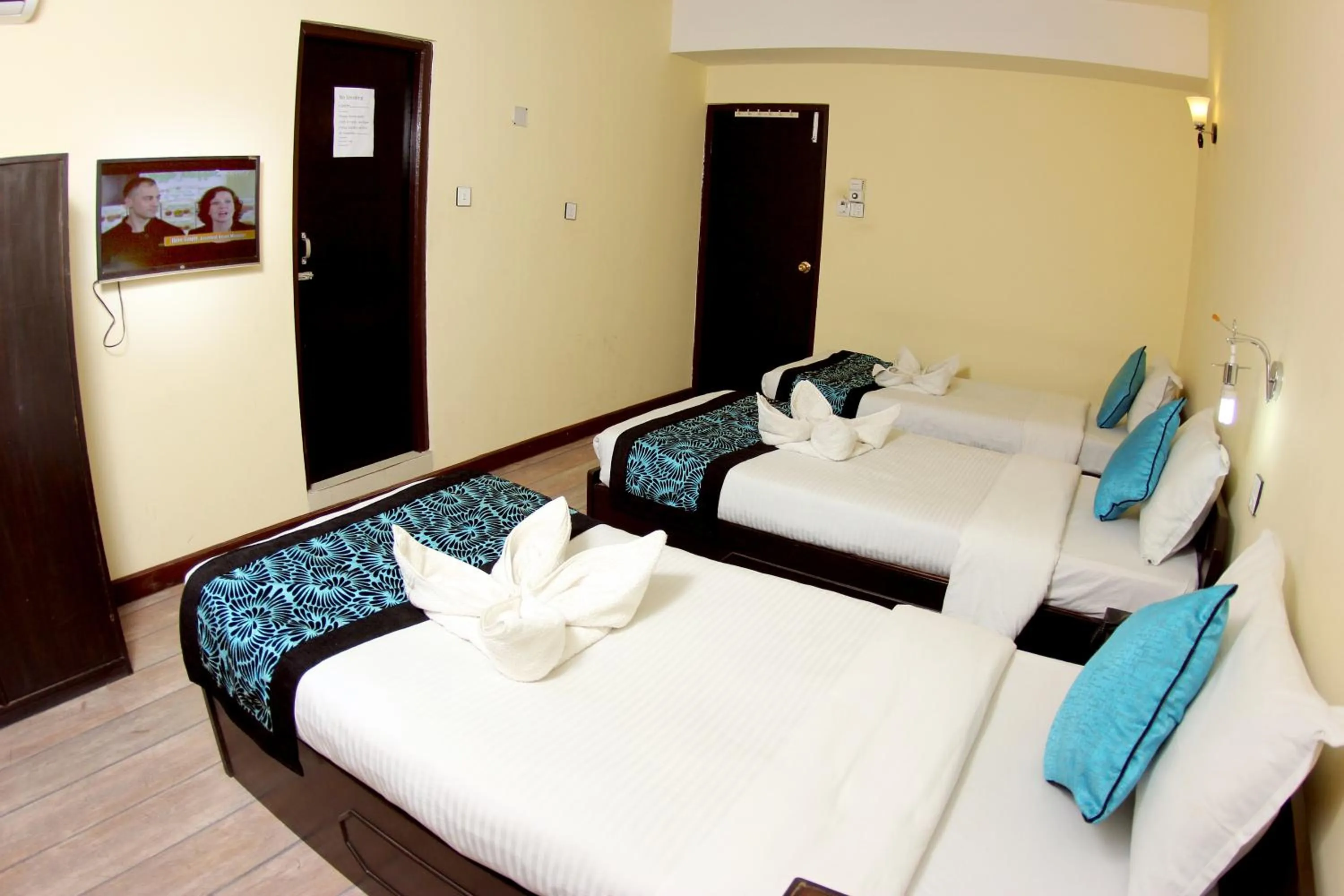 Deluxe Family Room in Bag Packer's Lodge