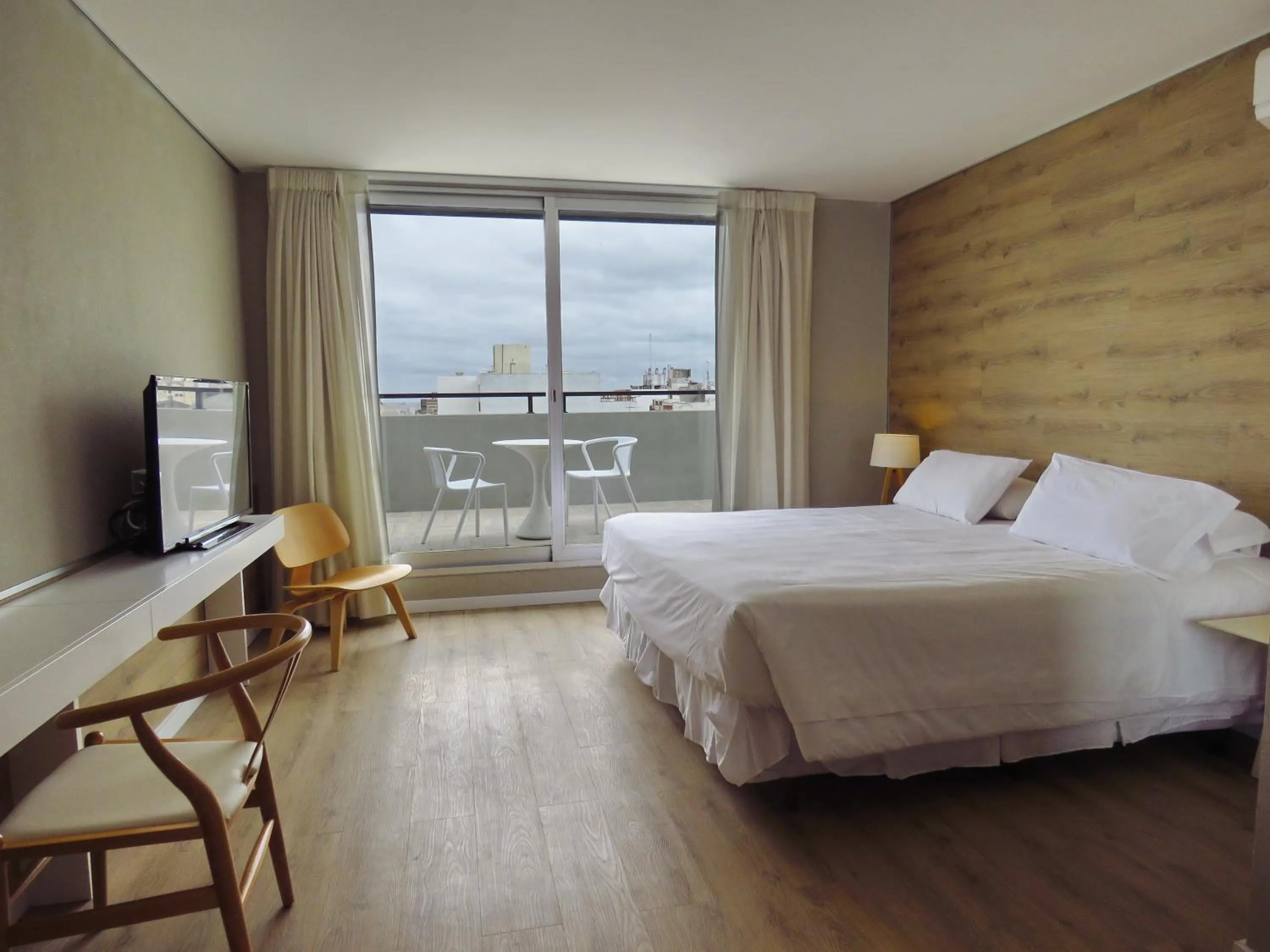 Deluxe Double Room with Balcony in Smart Hotel Montevideo