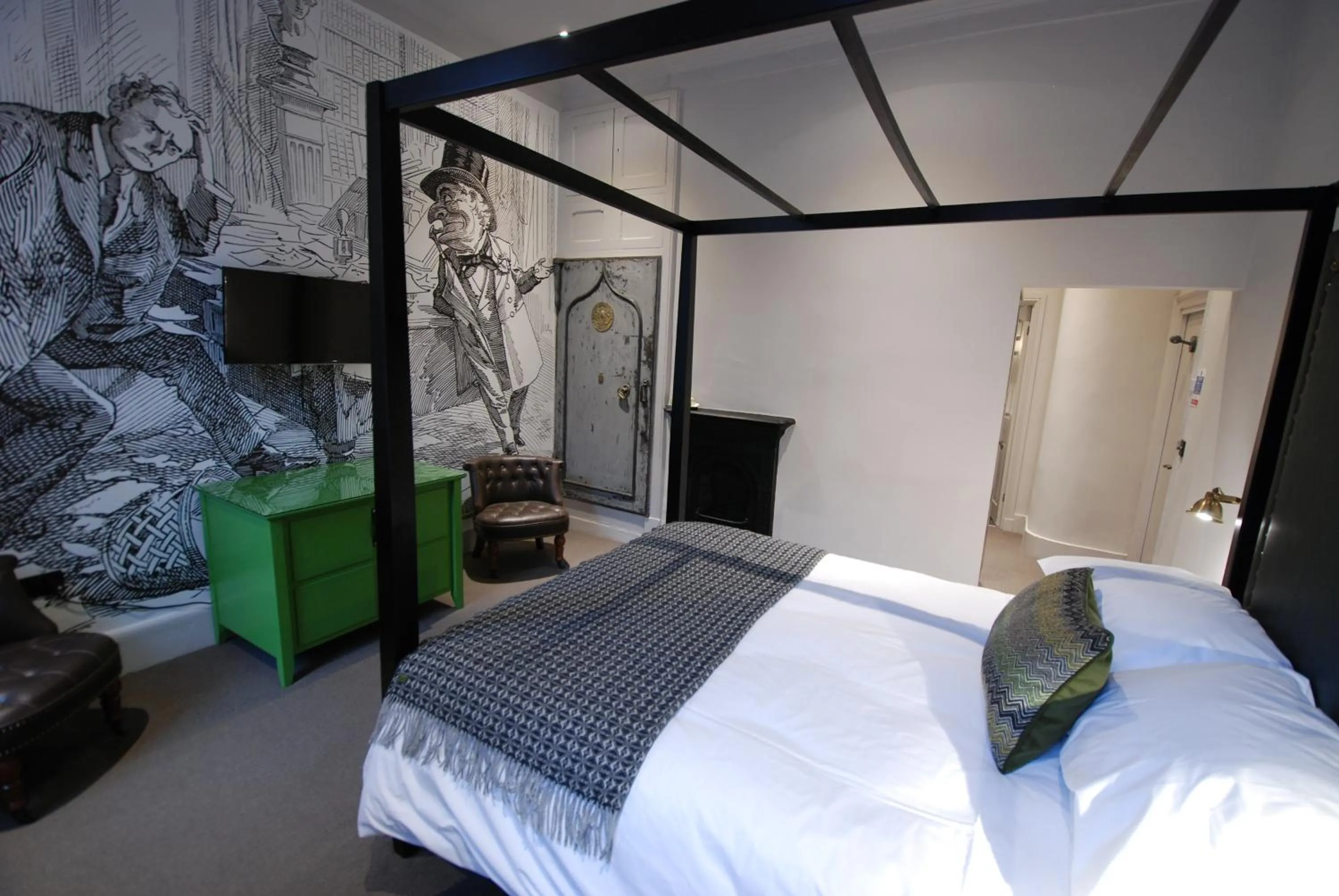 Luxury King Room with Four-Poster Bed in Judges Court
