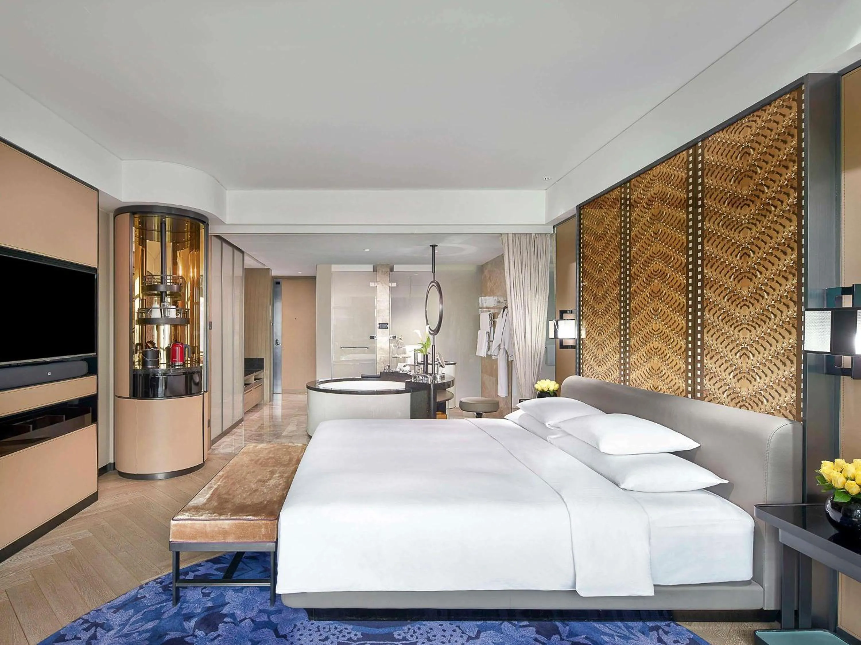 Luxury King Room with Club Access inclusive Mini Bar for the first round and 20% discount in Chinese Restaurant in Sofitel Beijing Central