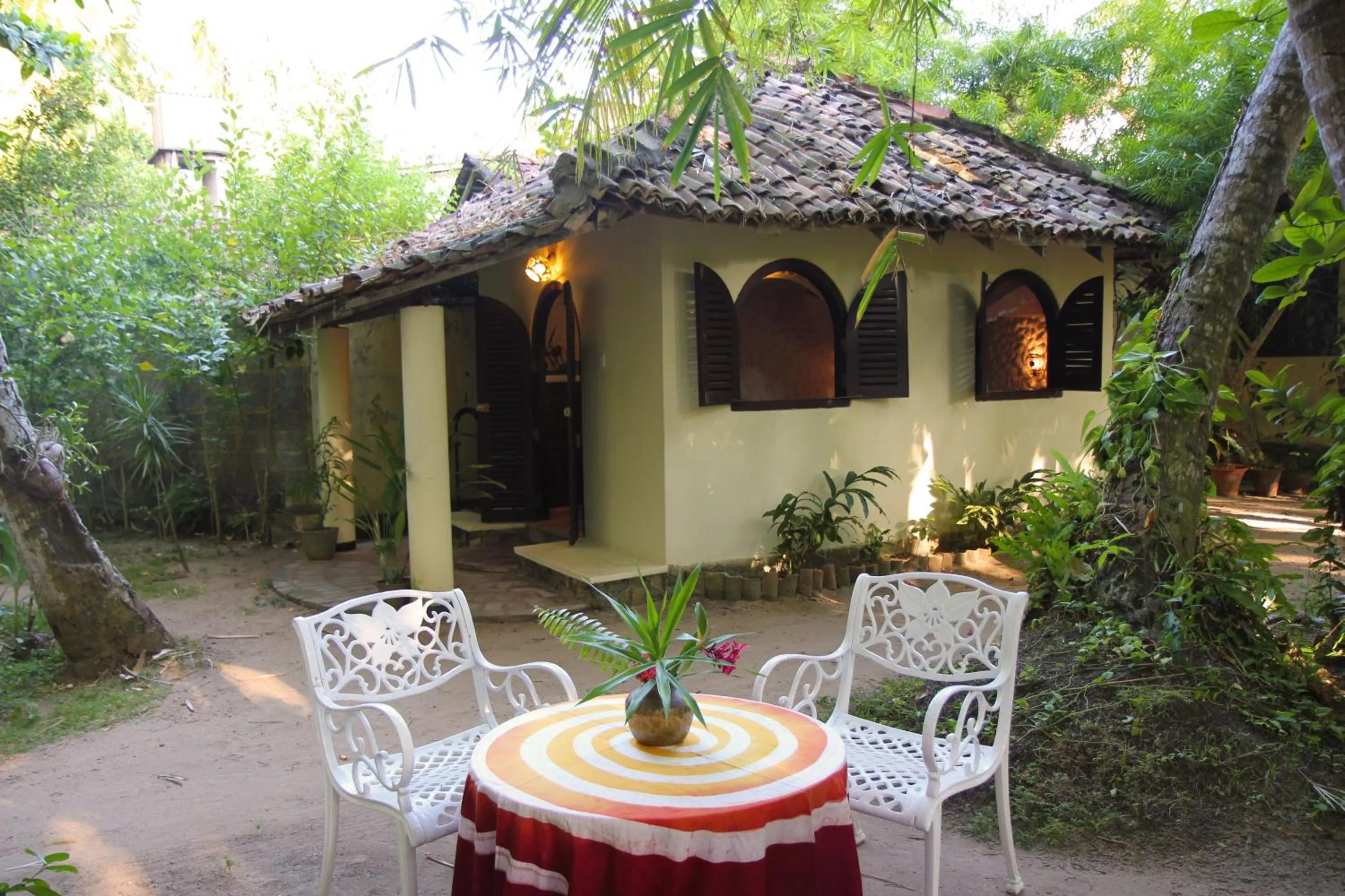 Economy Twin Room in Secret Garden Villa - Unawatuna