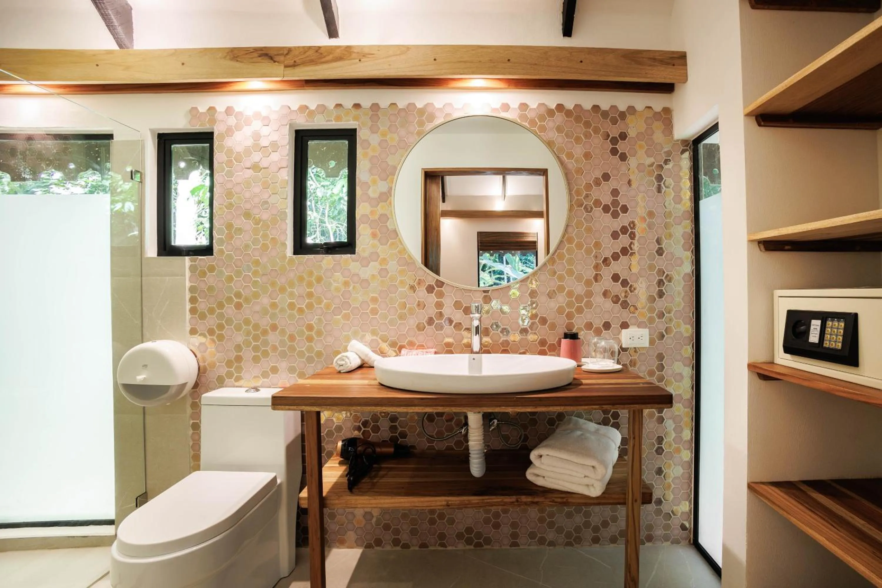 Deluxe King Room in Almonds & Corals Boutique Hotel