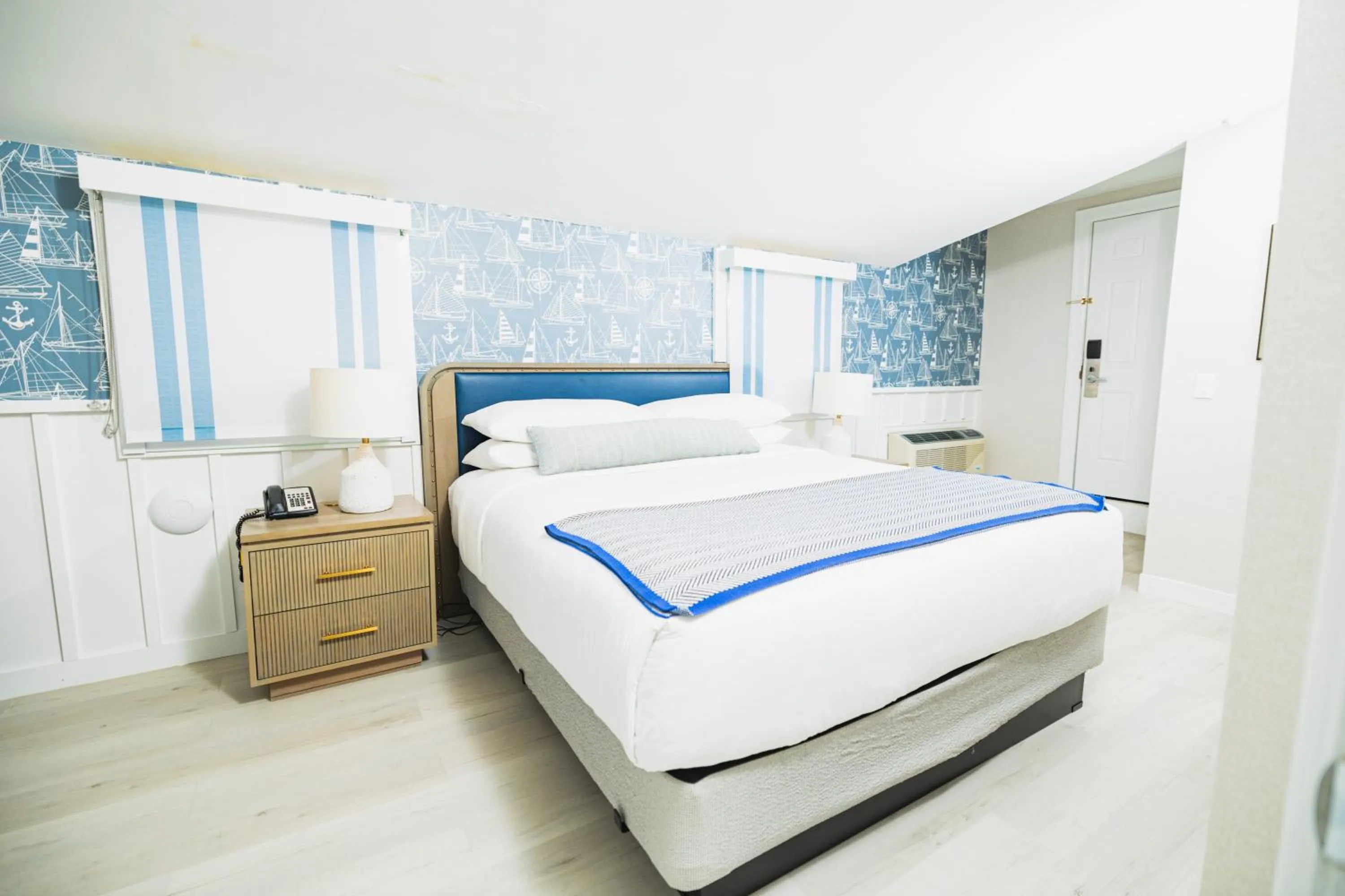 Deluxe King Room in Danfords Hotel & Marina