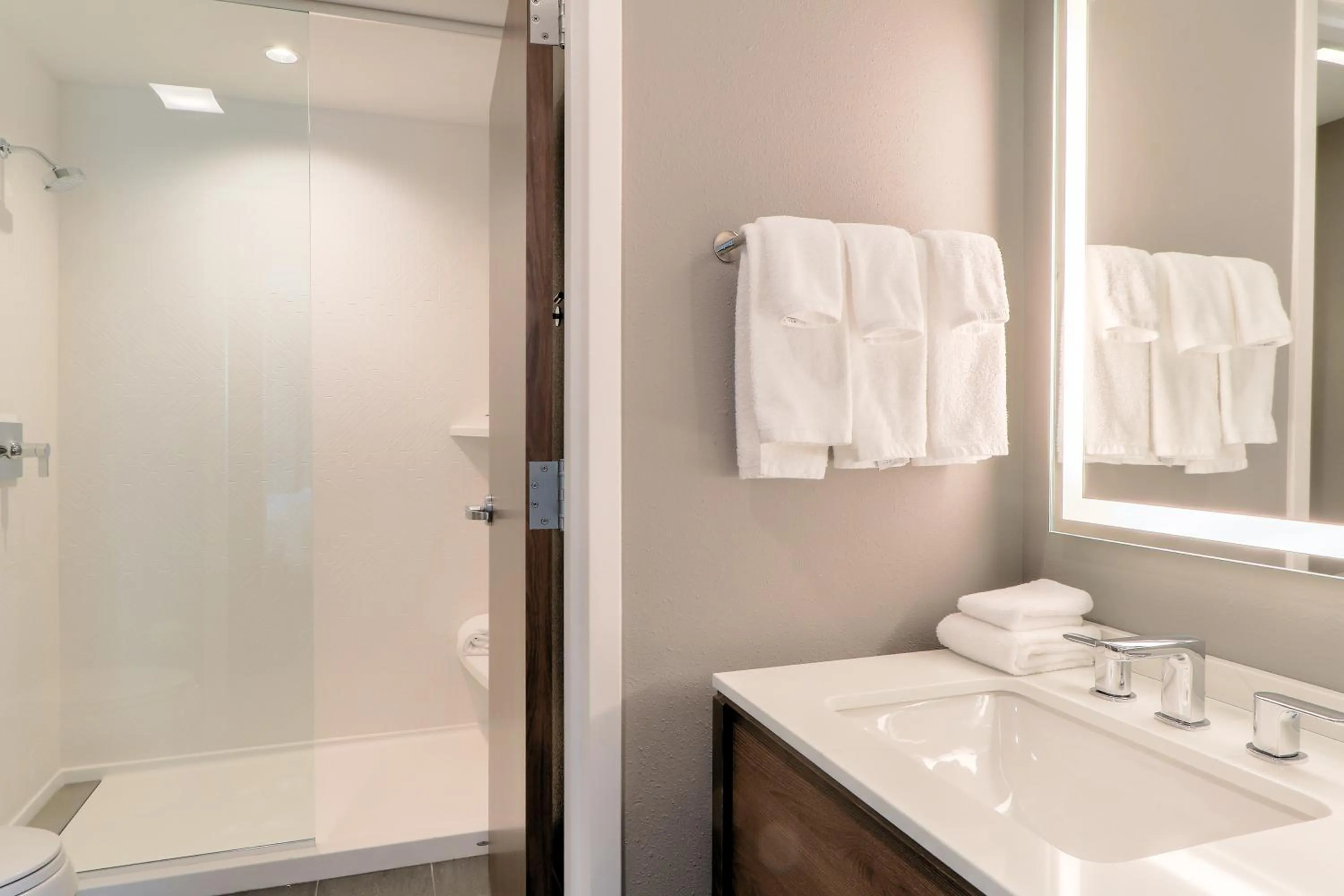 Studio Queen Suite with Balcony in Staybridge Suites Pigeon Forge - Smoky Mtns by IHG