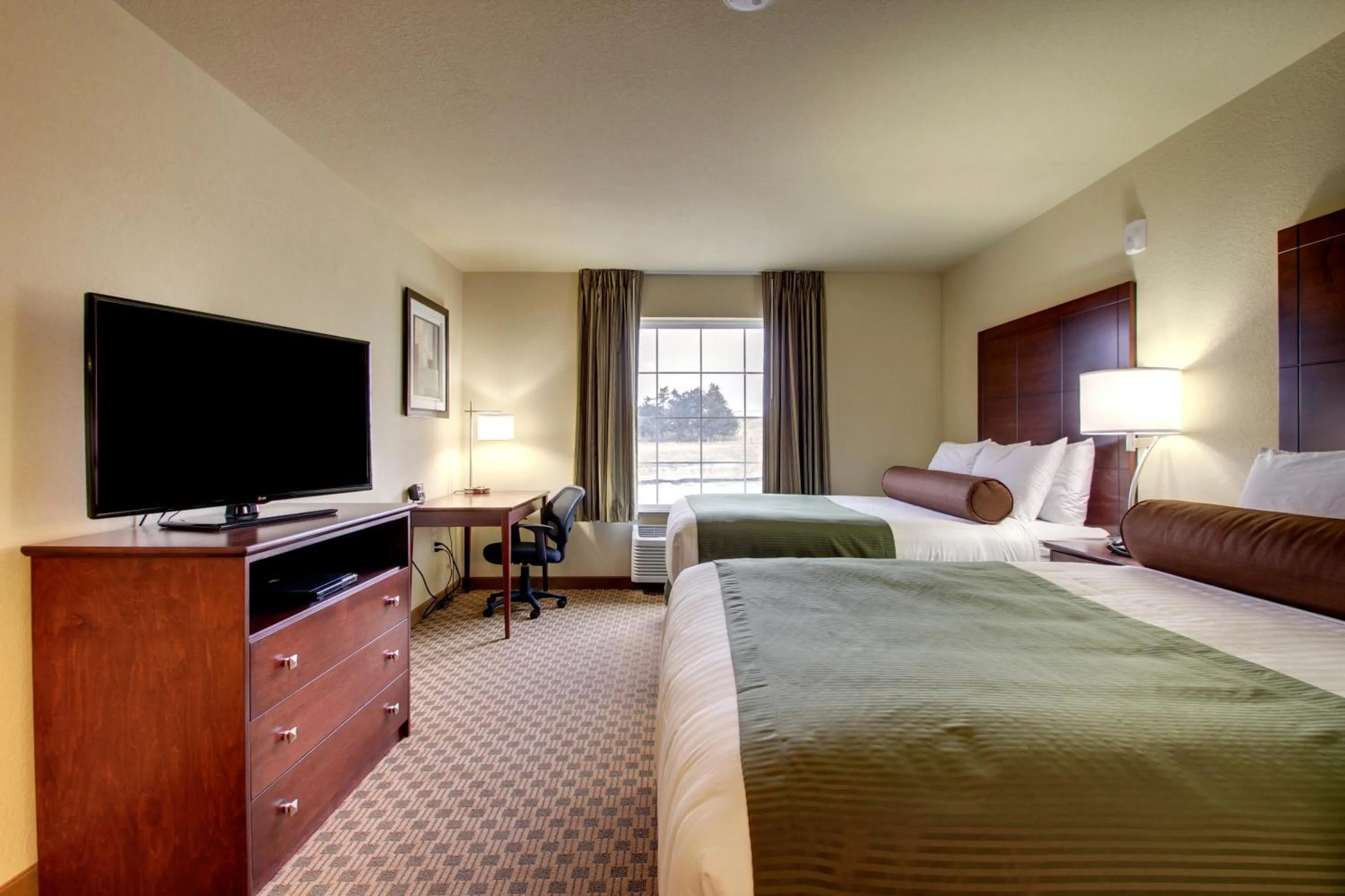 Deluxe Queen Room in Cobblestone Inn & Suites - Linton
