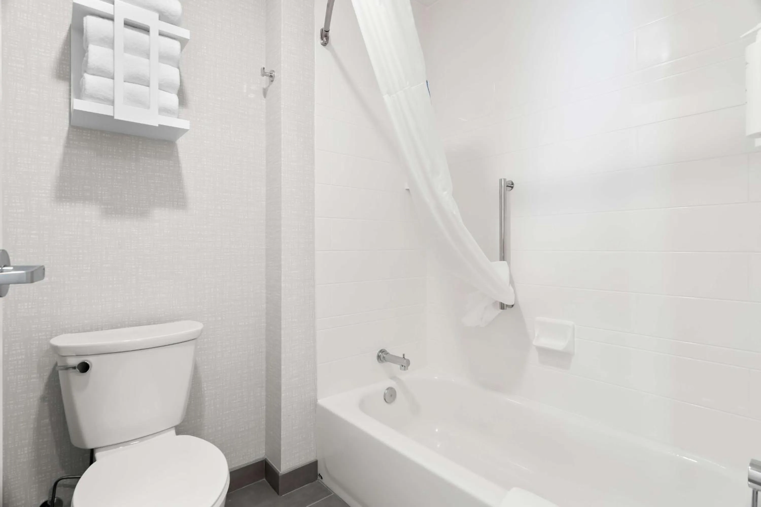 King Room with Tub - Mobility Access in Hampton Inn & Suites Chicago Medical District Uic