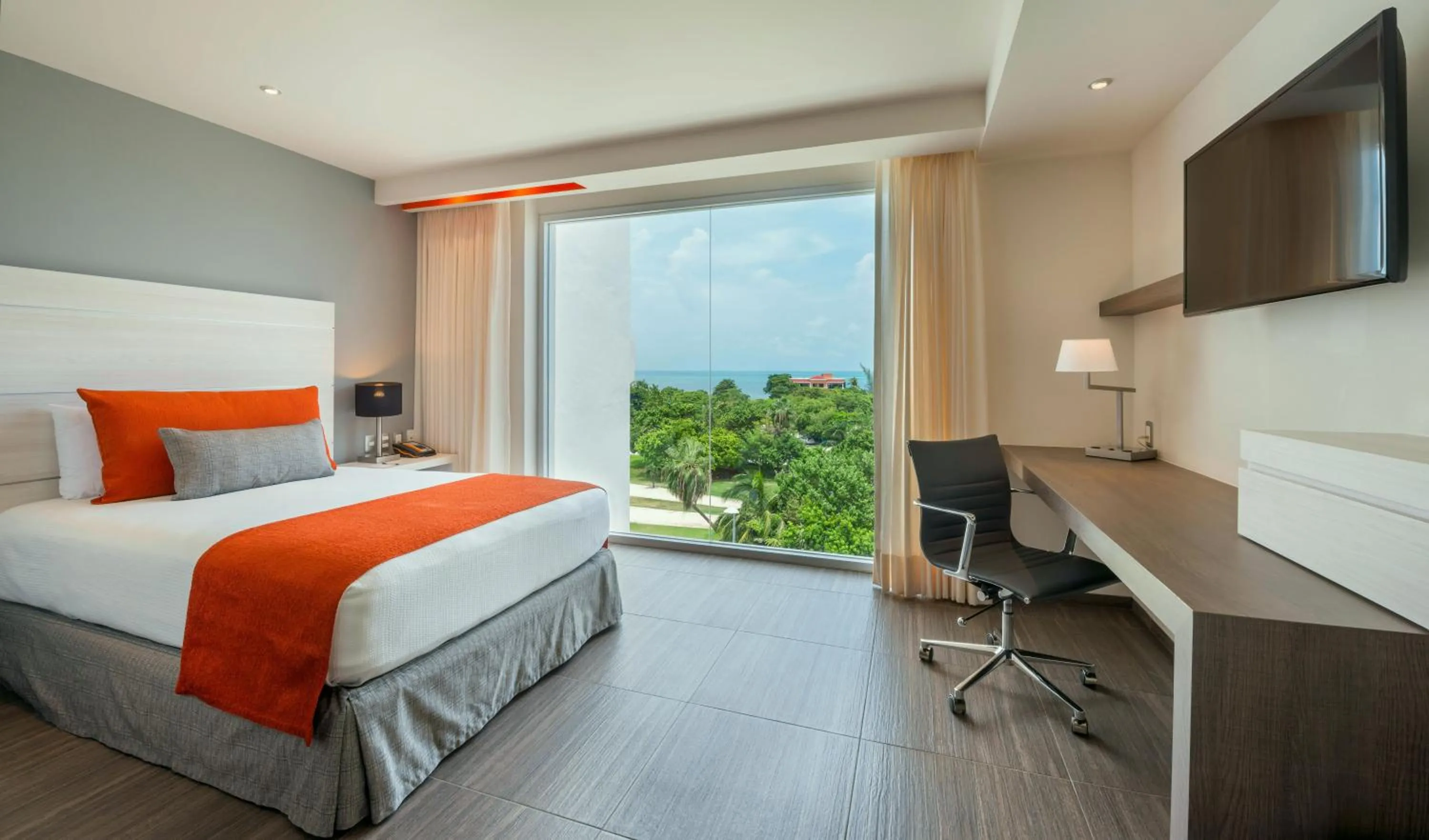 Deluxe King - Boulevard View in Real Inn Cancún