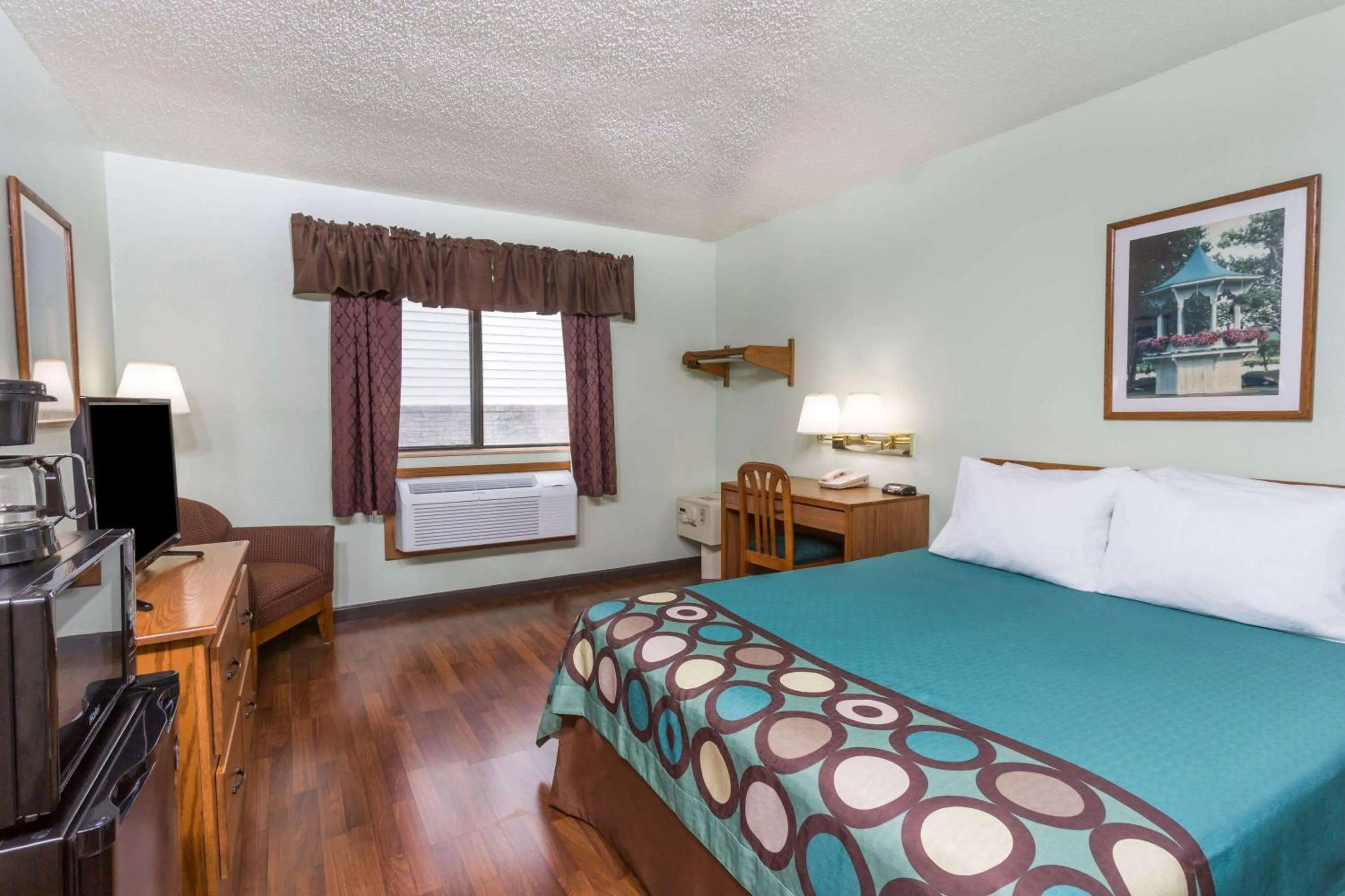 Queen Room with Tub with Grab Bars - Mobility Access - Pet-Friendly/Non-Smoking in Super 8 by Wyndham Gallipolis Pt Pleasant Area