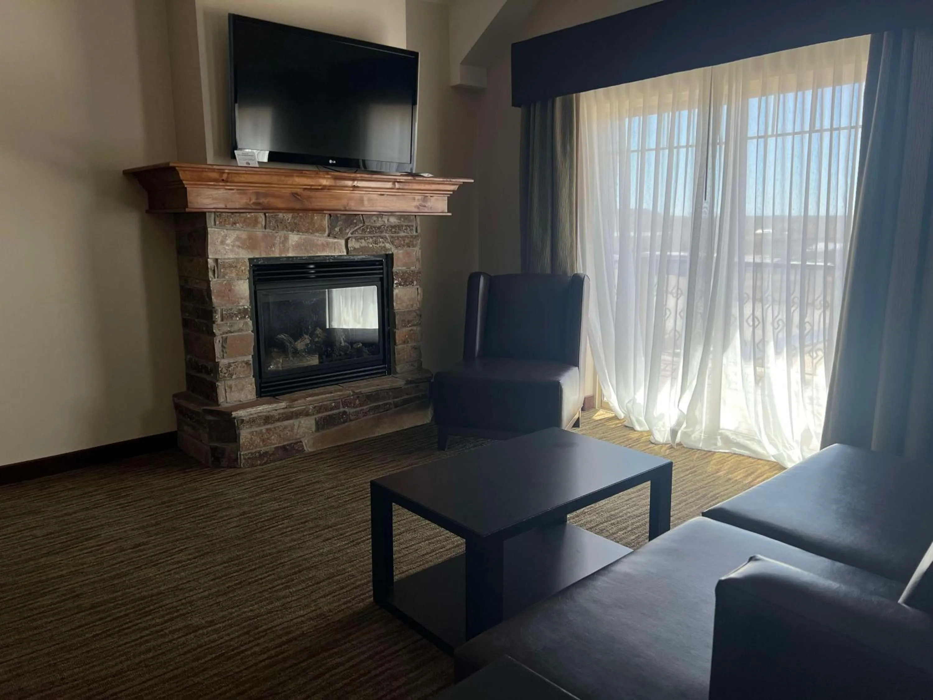 King Suite with Jetted Tub and Kitchenette - Non-Smoking in Best Western Plus Landmark Hotel