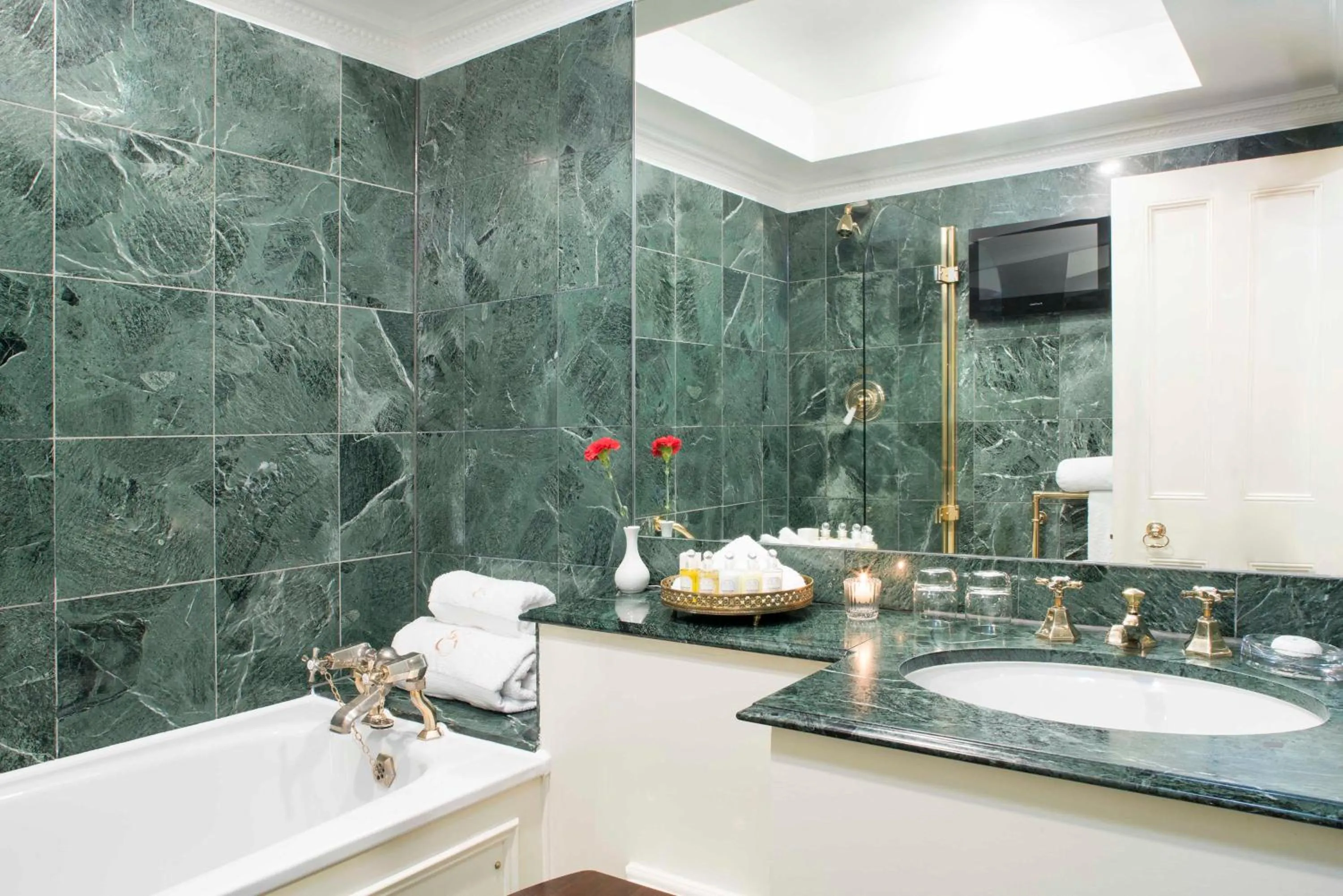 Deluxe Queen Room in Egerton House