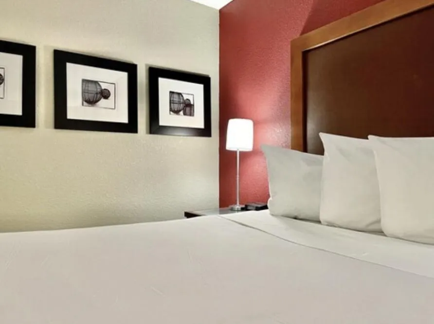 Deluxe Queen Room in FairBridge Inn & Suites Fort Wayne
