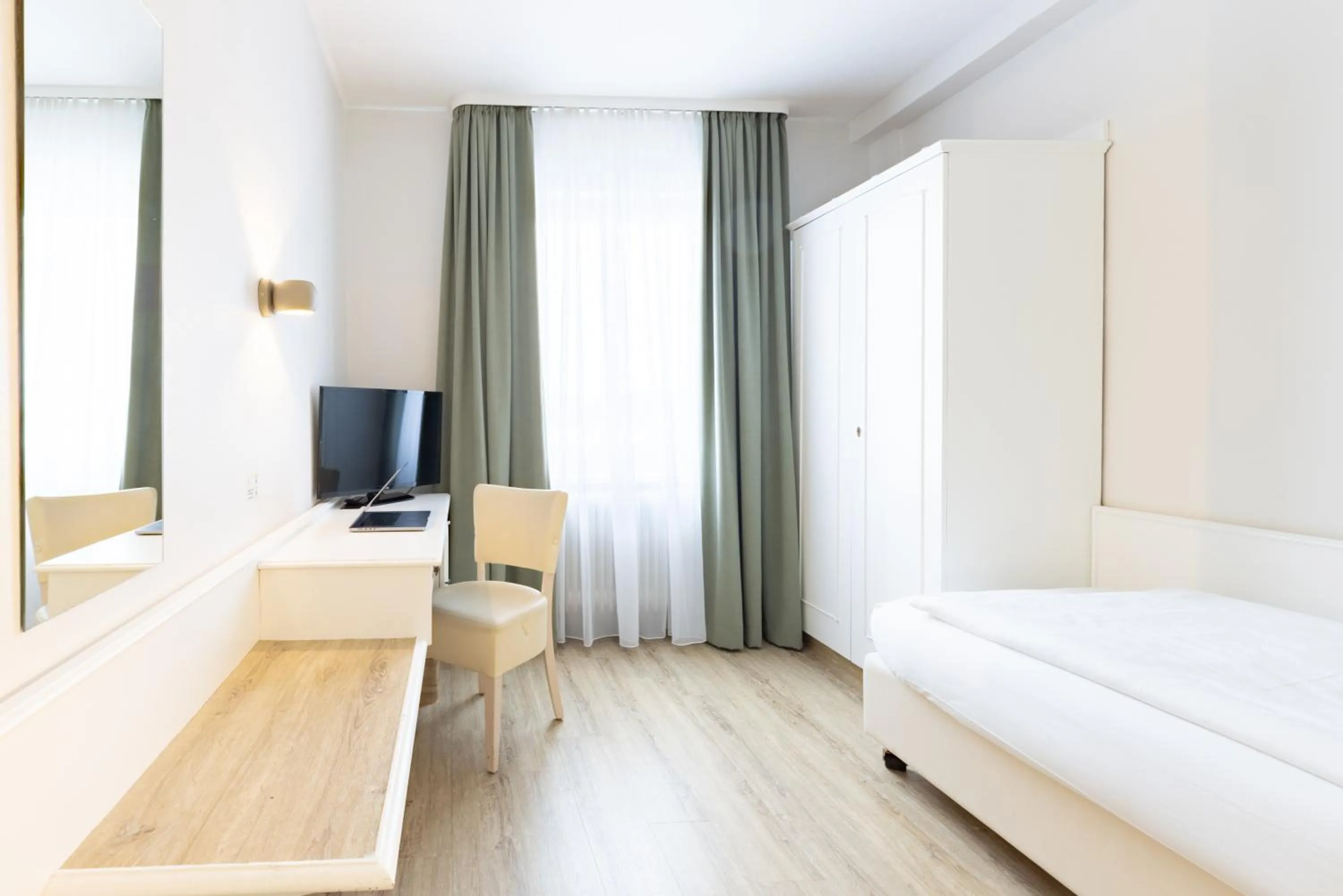 Single Room in Garner Hotel Post Aschaffenburg by IHG