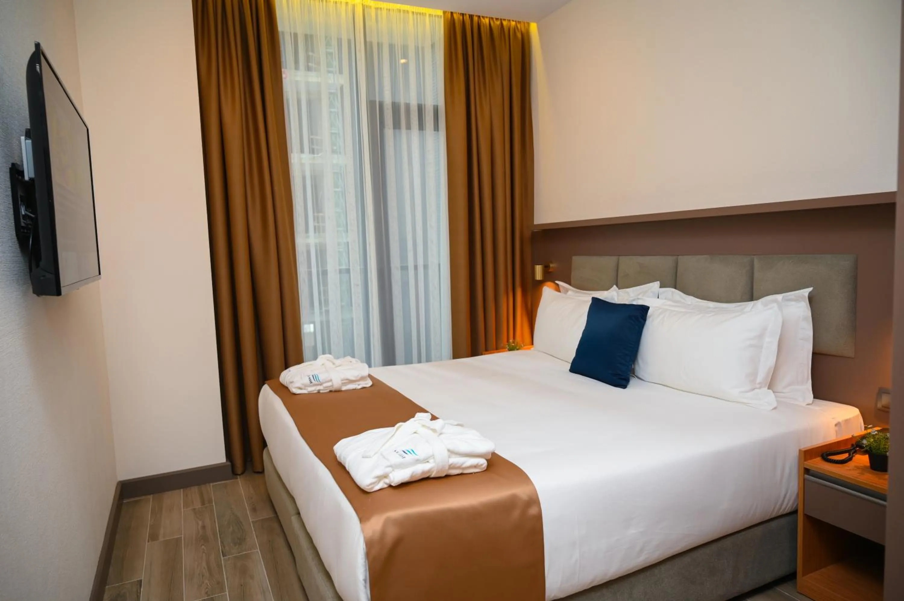 King Room with Balcony - single occupancy in New Wave Apart-Hotel