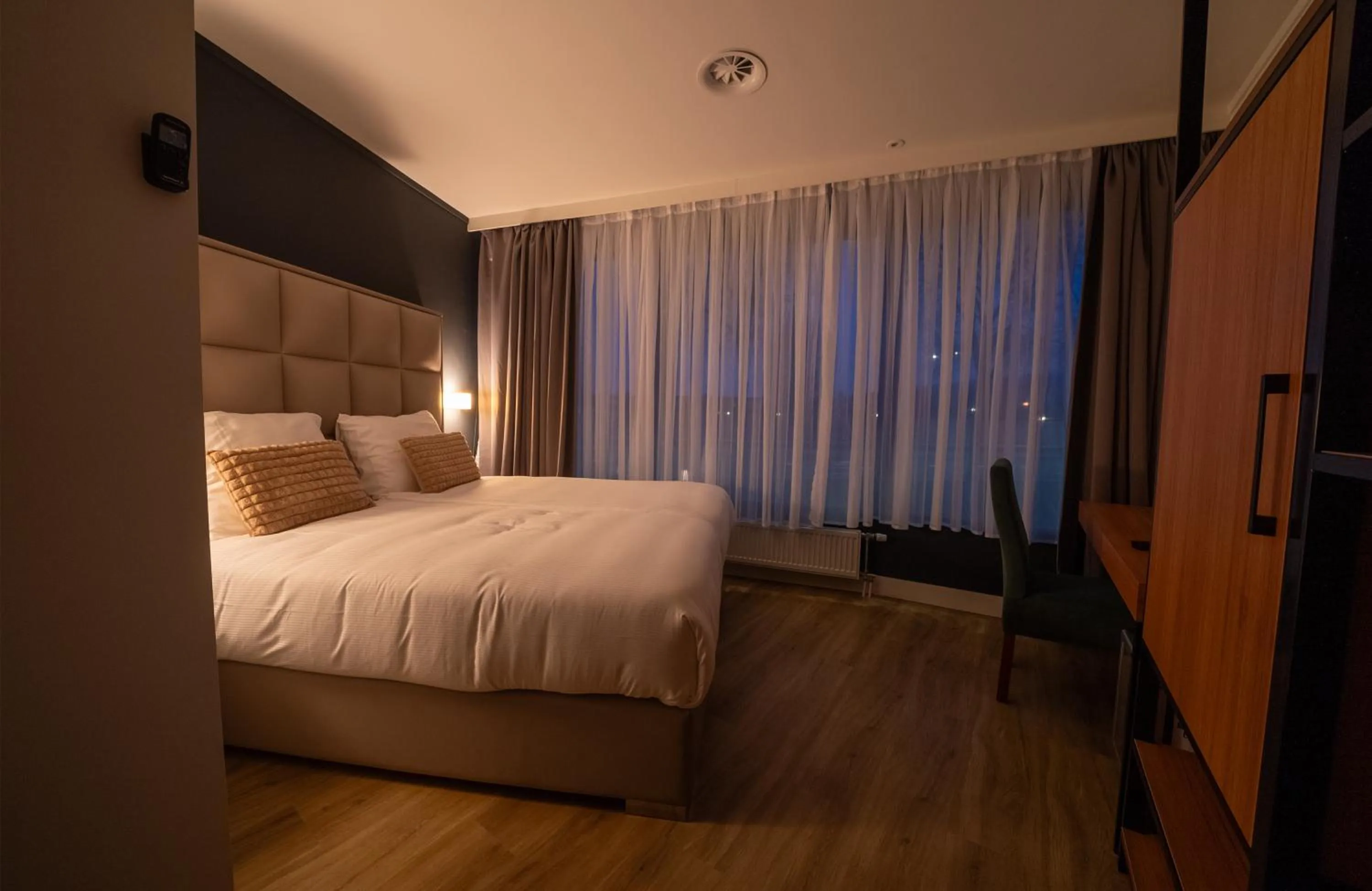 Double or Twin Room with Bathroom in MA Airport Hotel